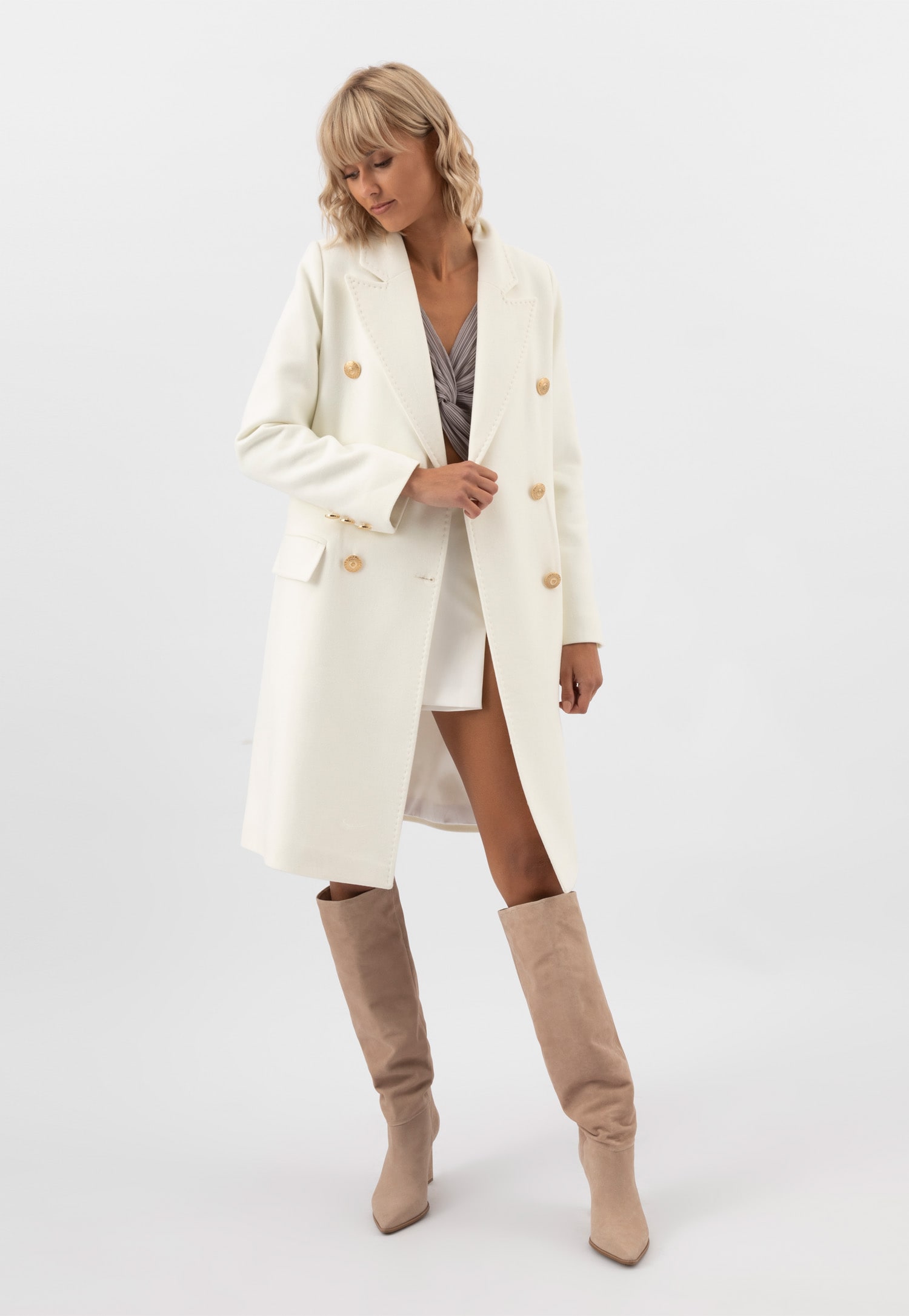 RELAKS czarny płaszcz damski ze złotymi guzikami