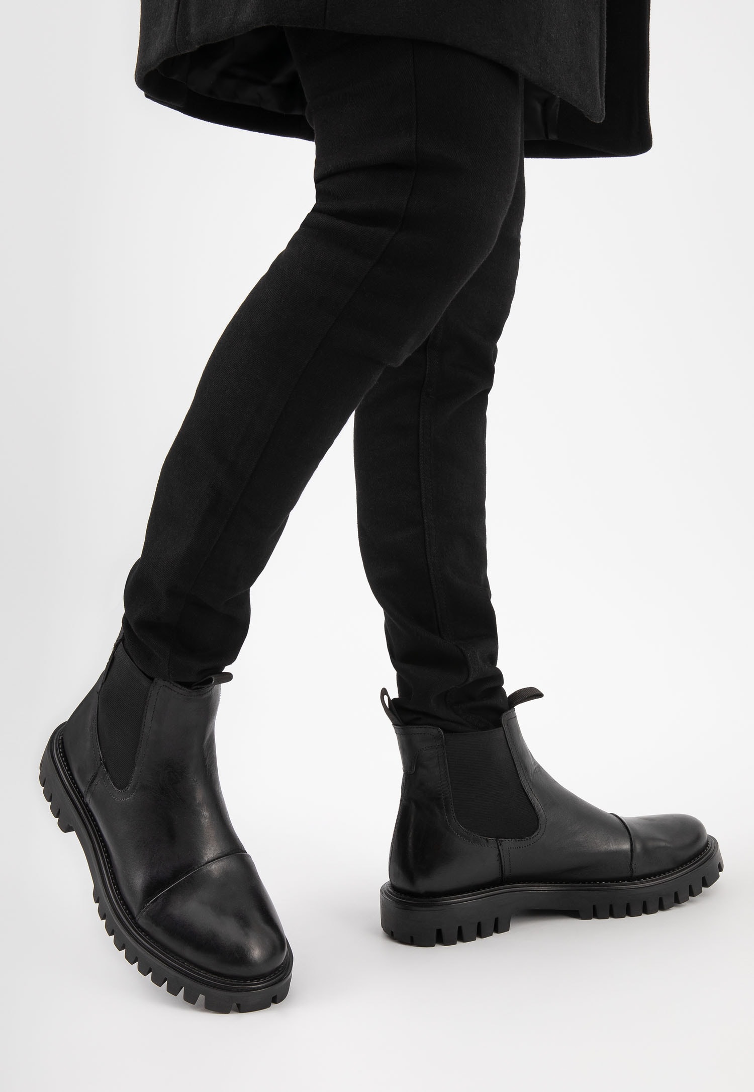 Czarne skórzane sztyblety męskie z podeszwą na bieżniku