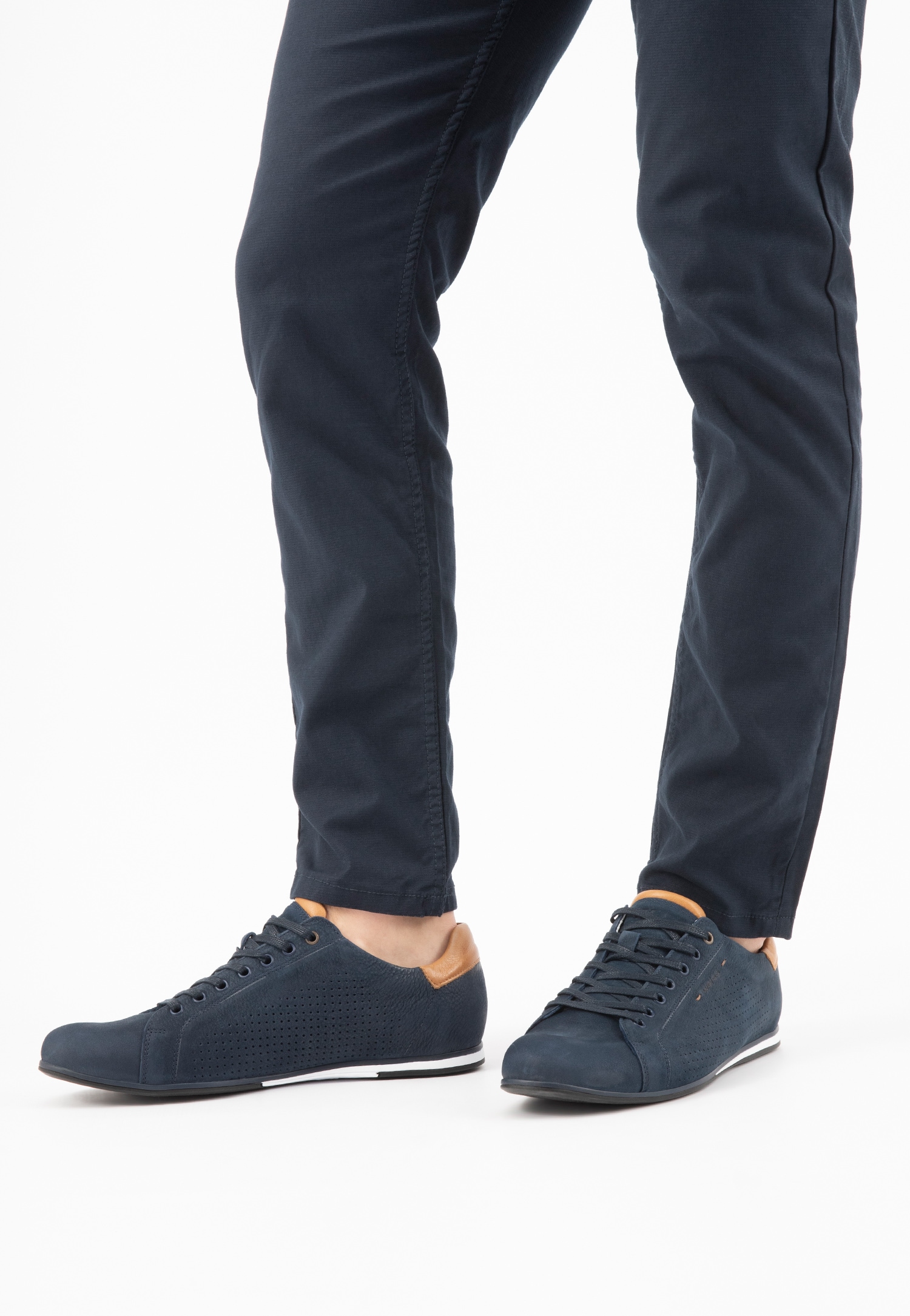 Jasnobrązowe półbuty męskie z dwoiny welurowej z perforowaniem