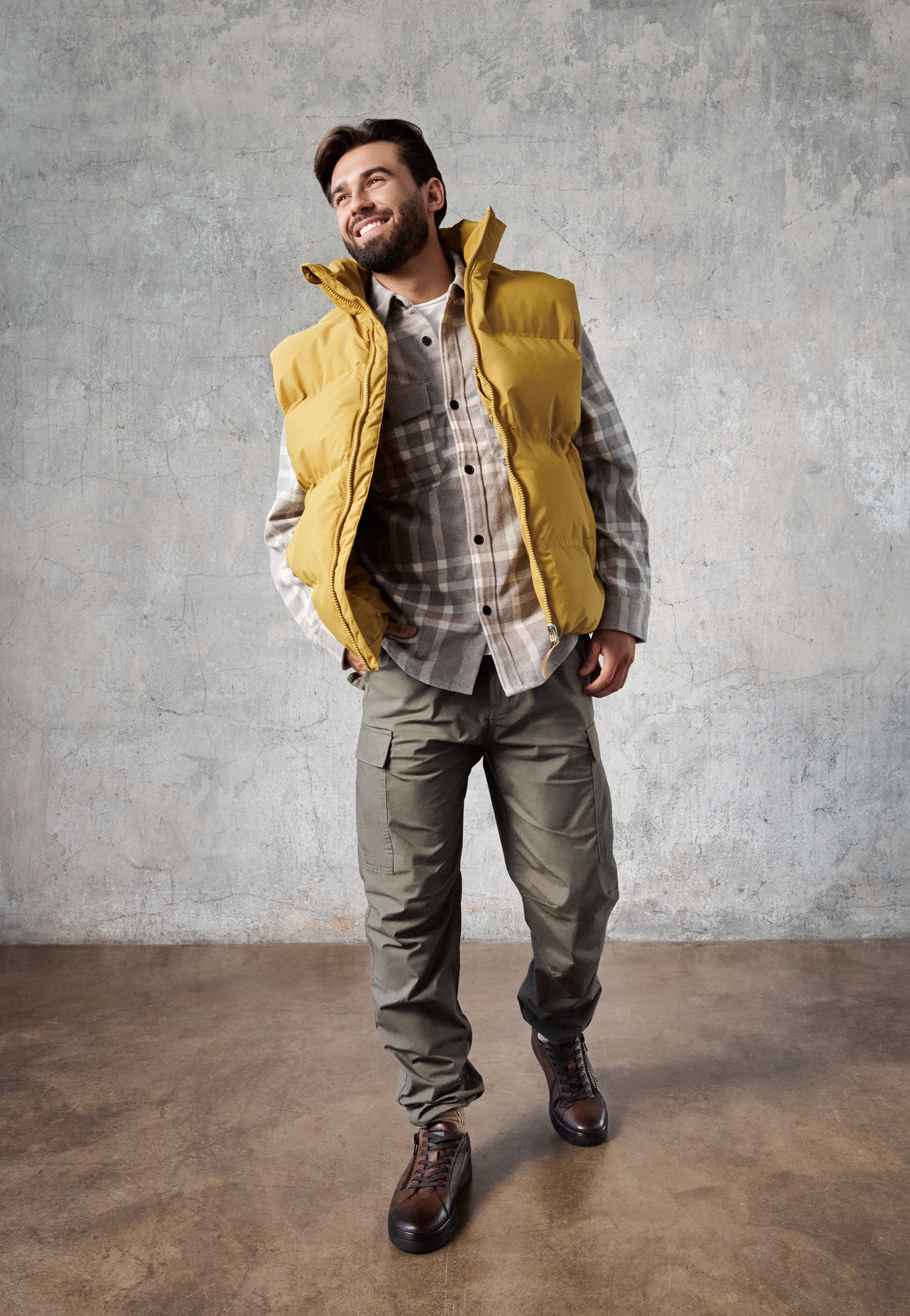 Ciemnobrązowe trampki męskie z ozdobnym zamkiem