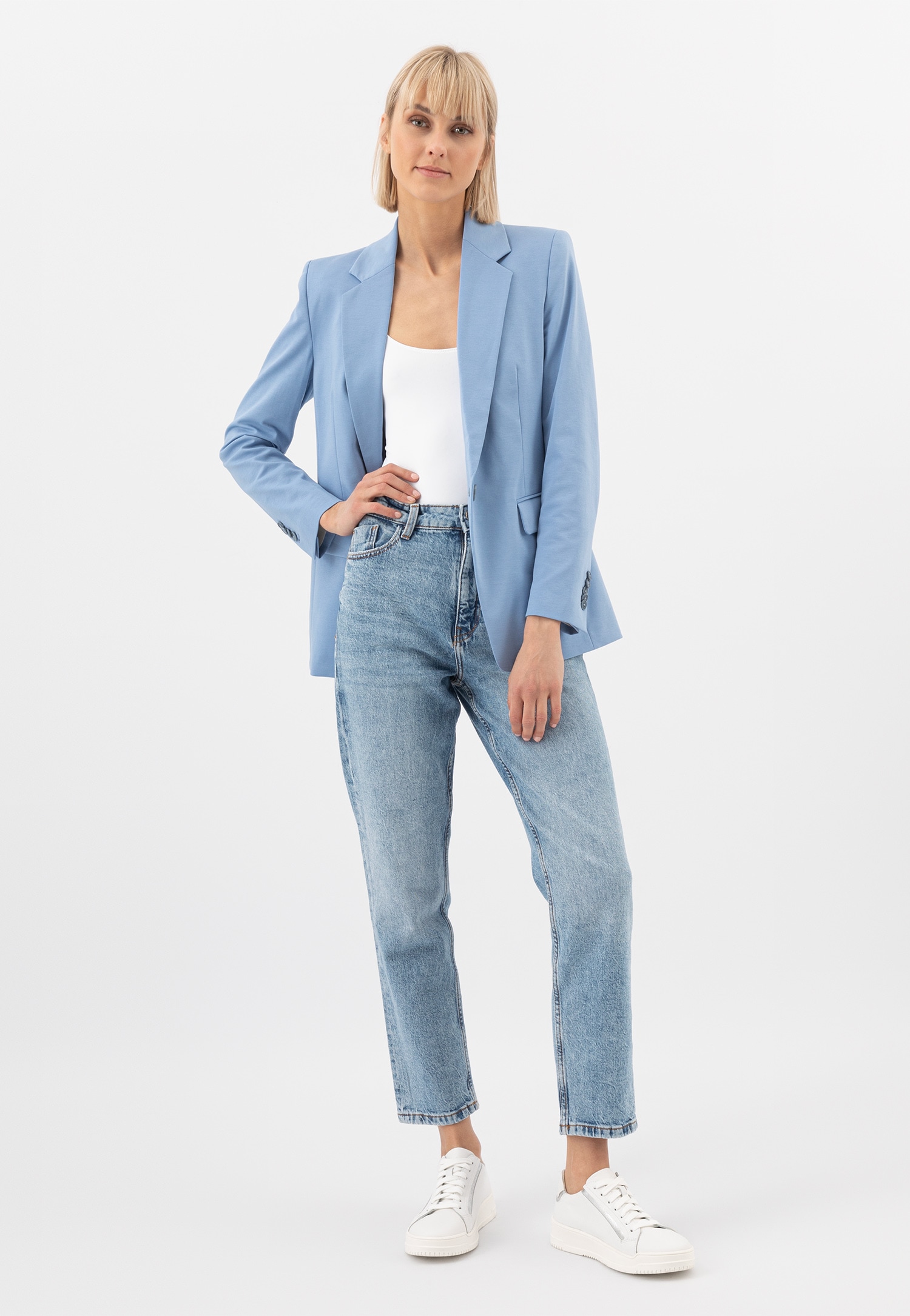 Białe trampki damskie z ozdobnymi srebrnymi elementami