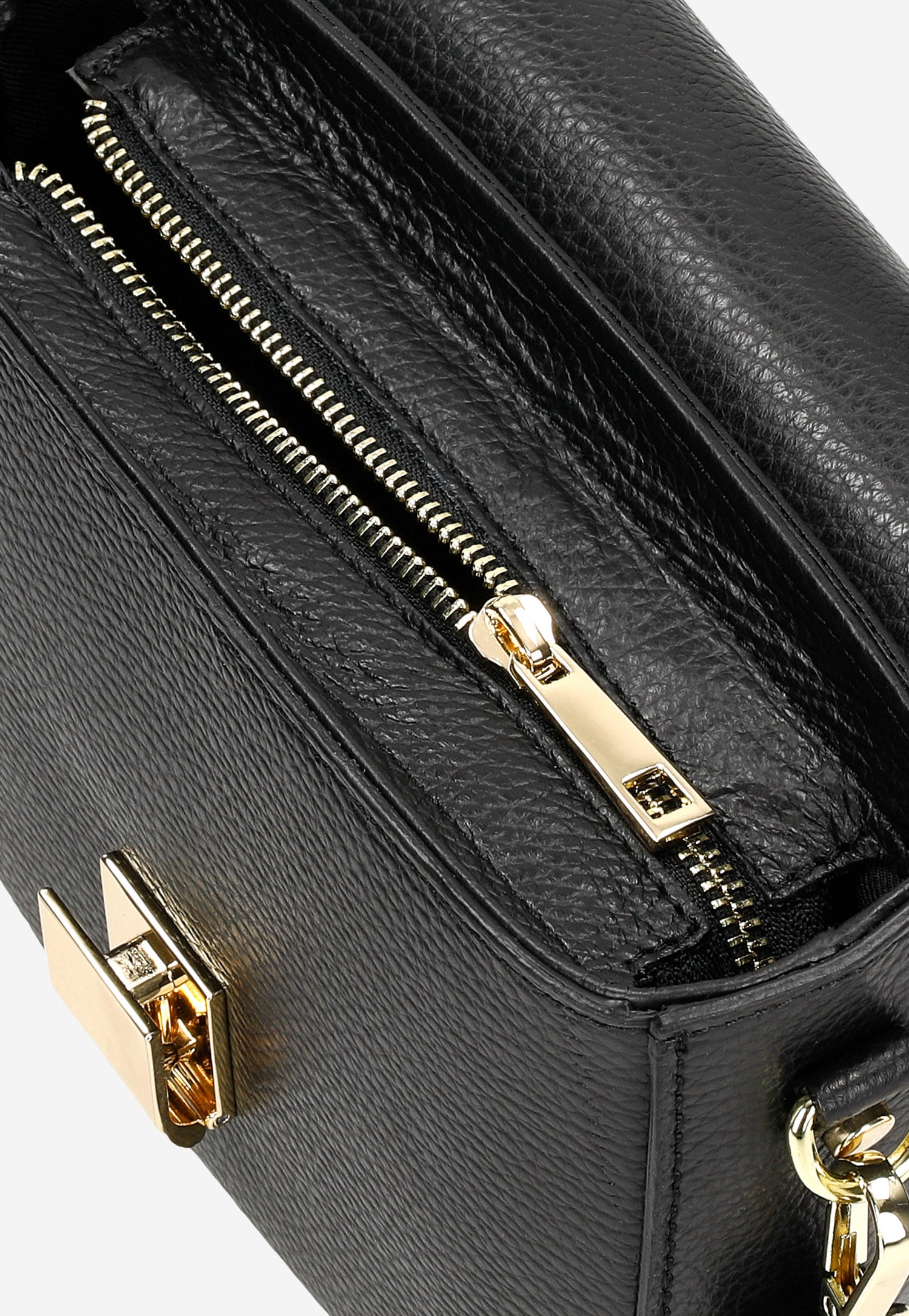 Czarna niewielka torebka damska ze złotym zapięciem