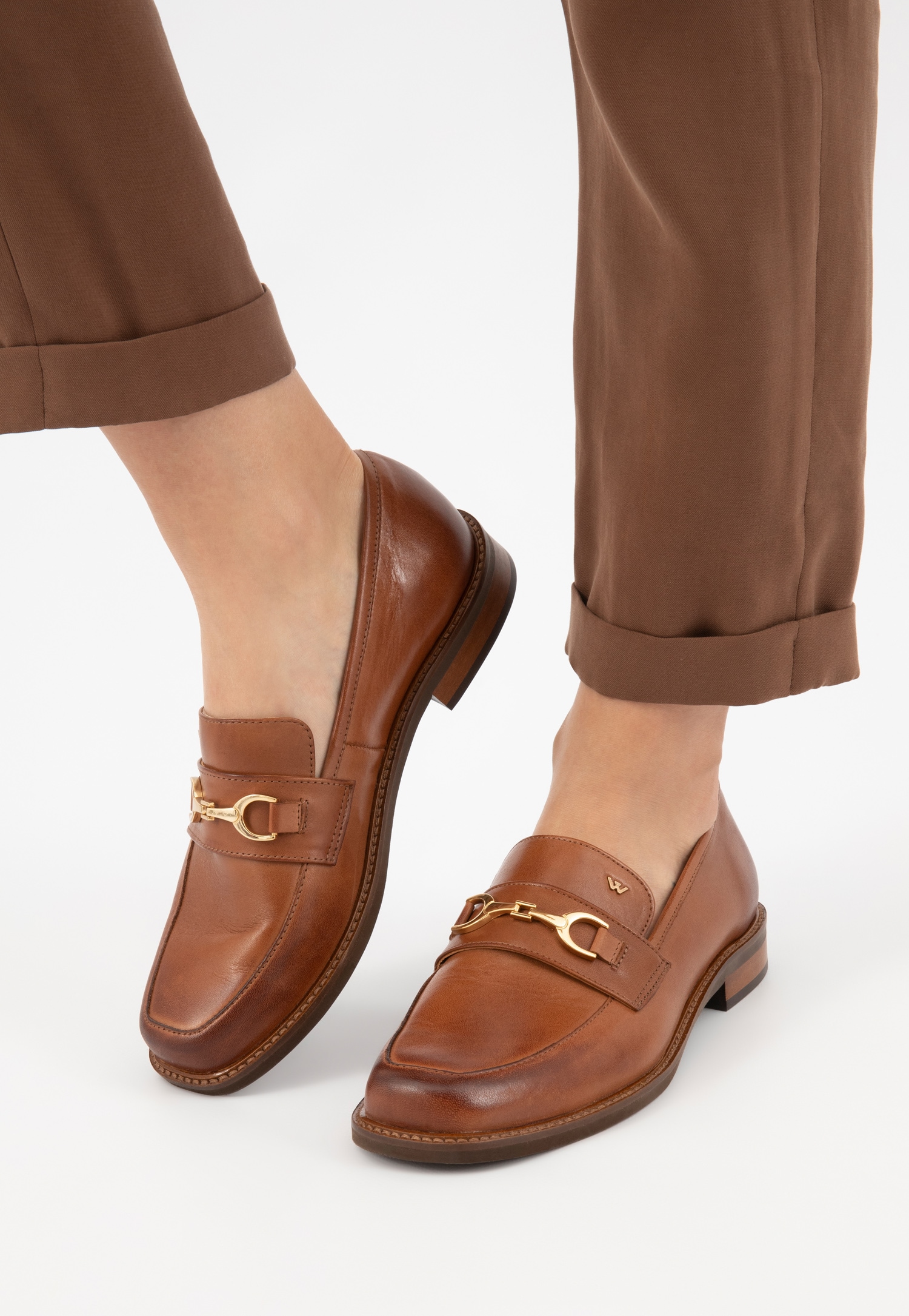 Czarne lakierowane mokasyny damskie ze złotą ozdobą