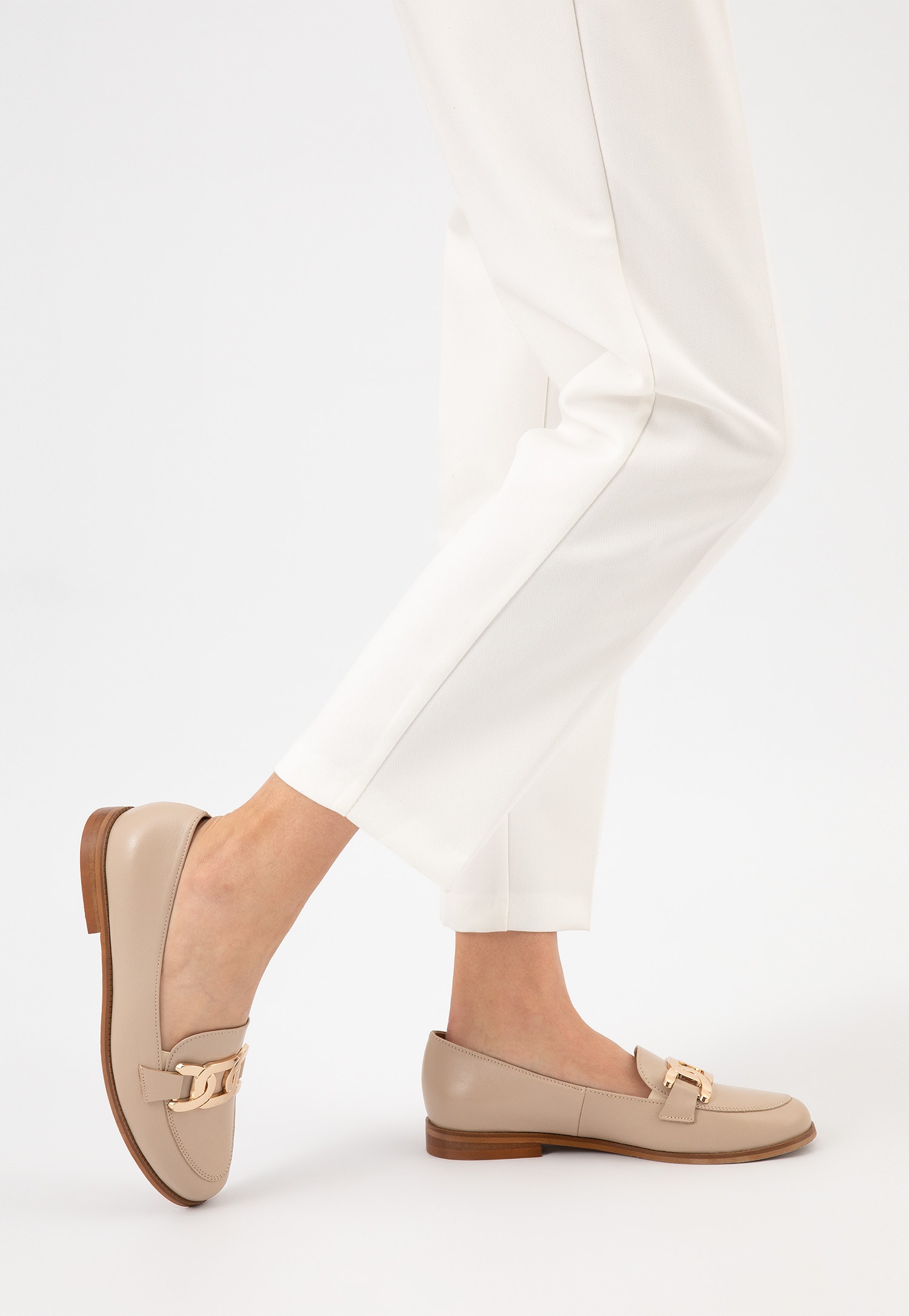 Czarne lakierowane mokasyny damskie z ozdobnym szerokim łańcuchem