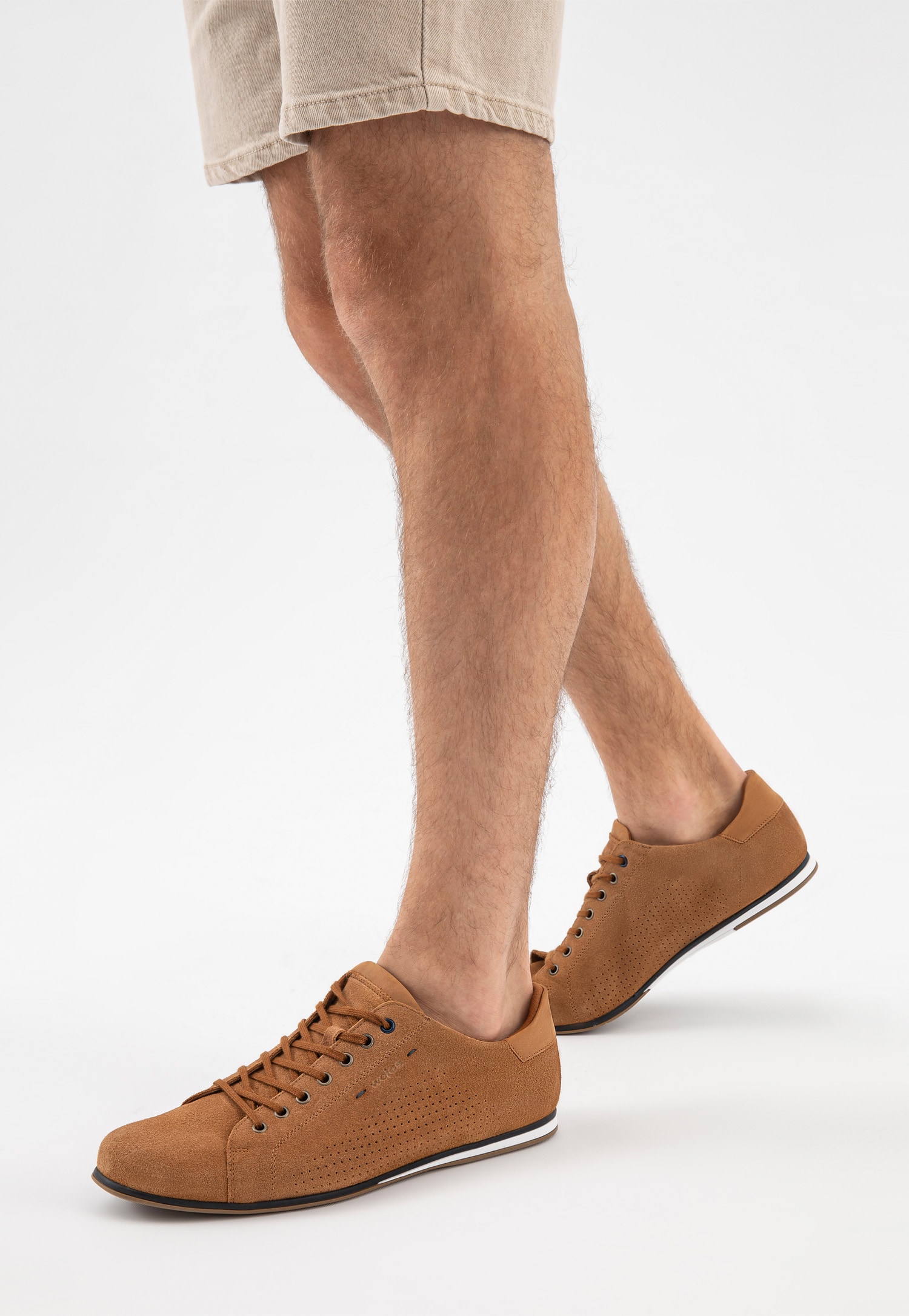 Jasnobrązowe półbuty męskie z dwoiny welurowej z perforowaniem