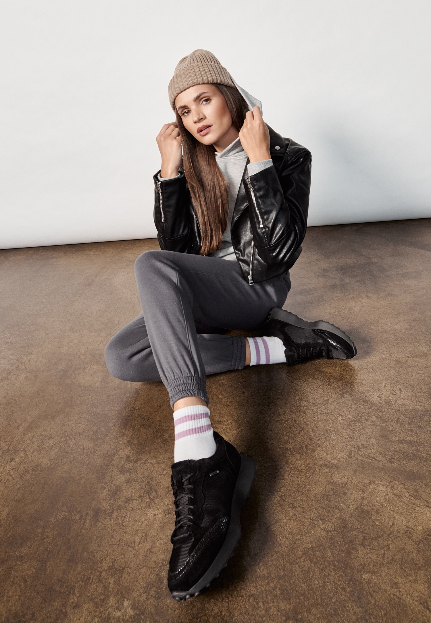 Czarne sneakersy damskie z łączonych materiałów