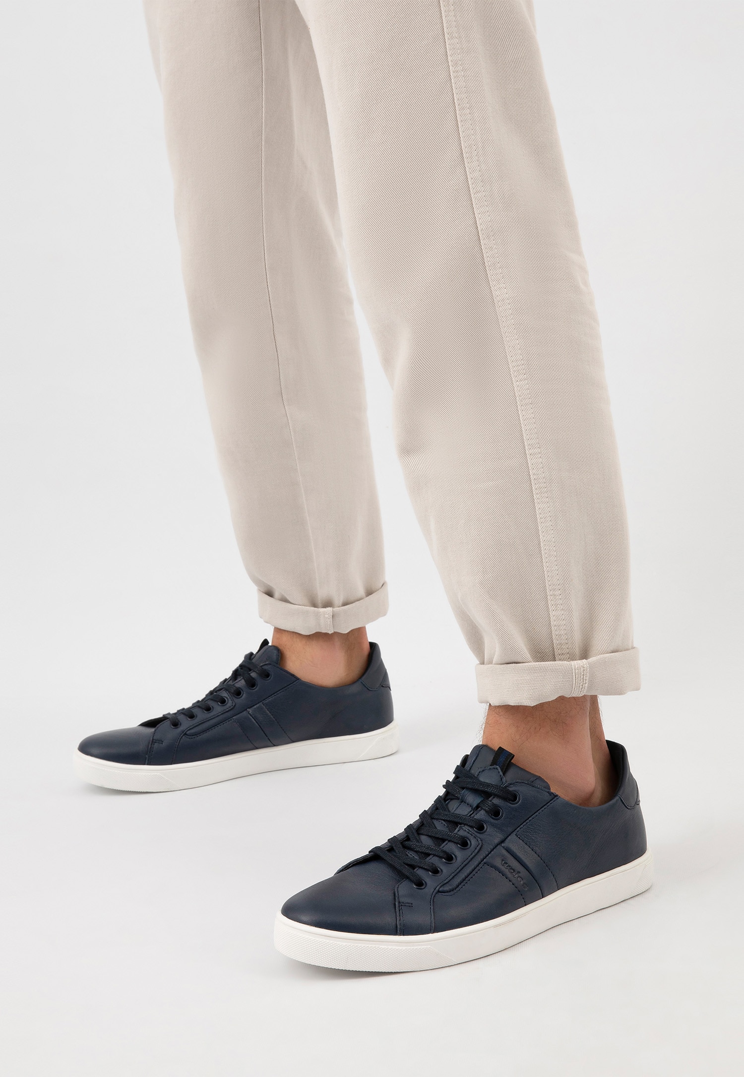 Granatowe trampki męskie na białej podeszwie