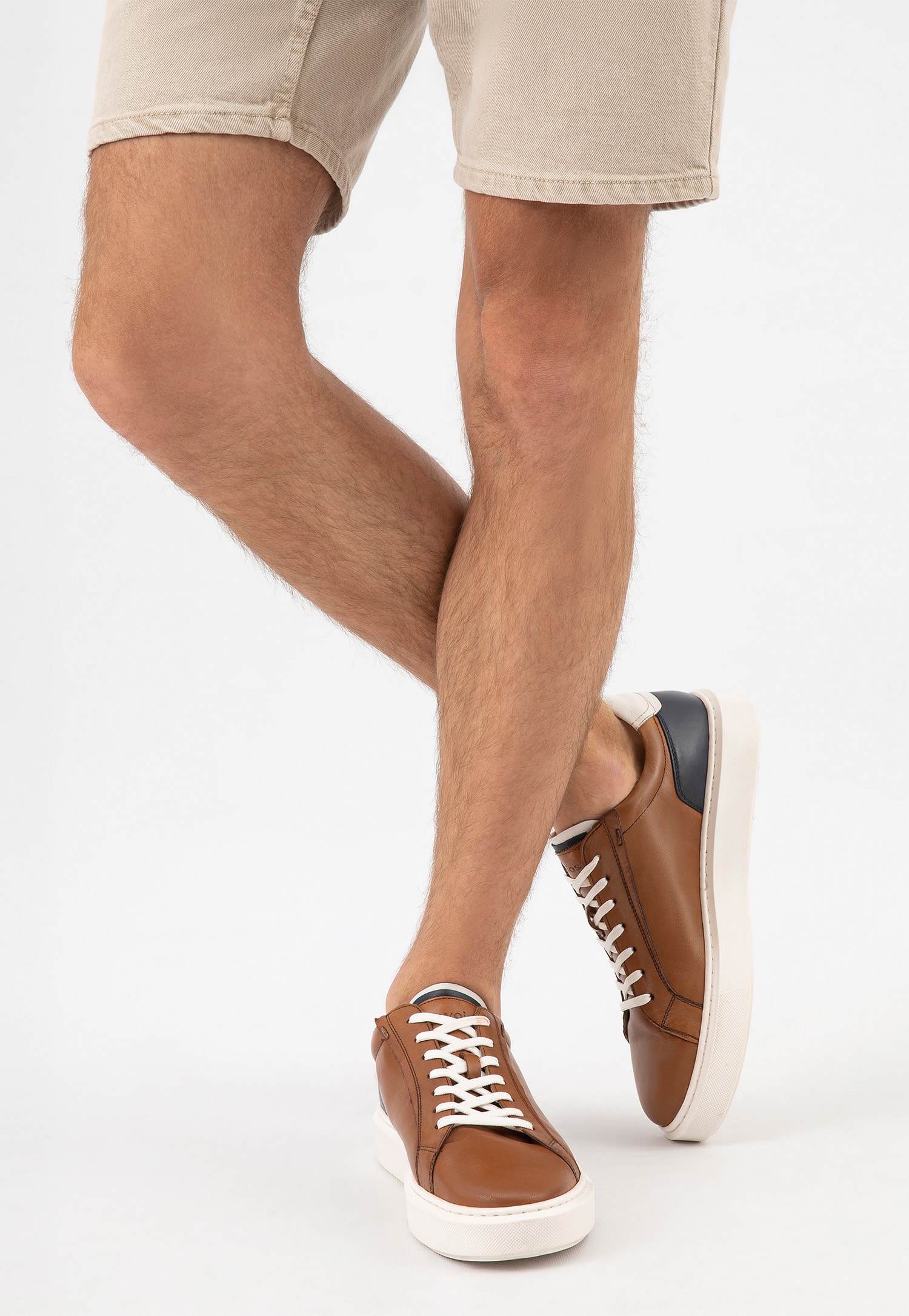 Granatowe trampki męskie ze skóry licowej z brązowymi wstawkami