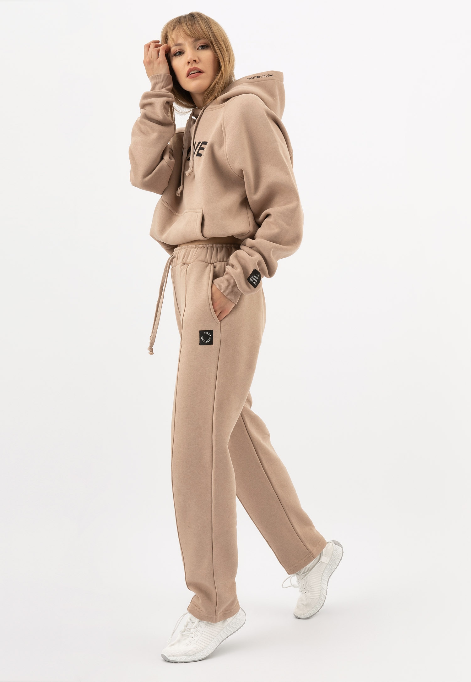 Beżowe spodnie dresowe RELAKS z luźnymi nogawkami