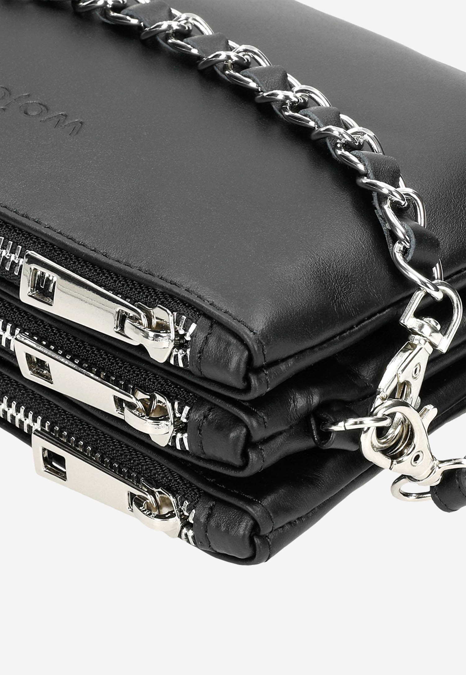 Mała złota torebka damska z ozdobnym łańcuszkiem