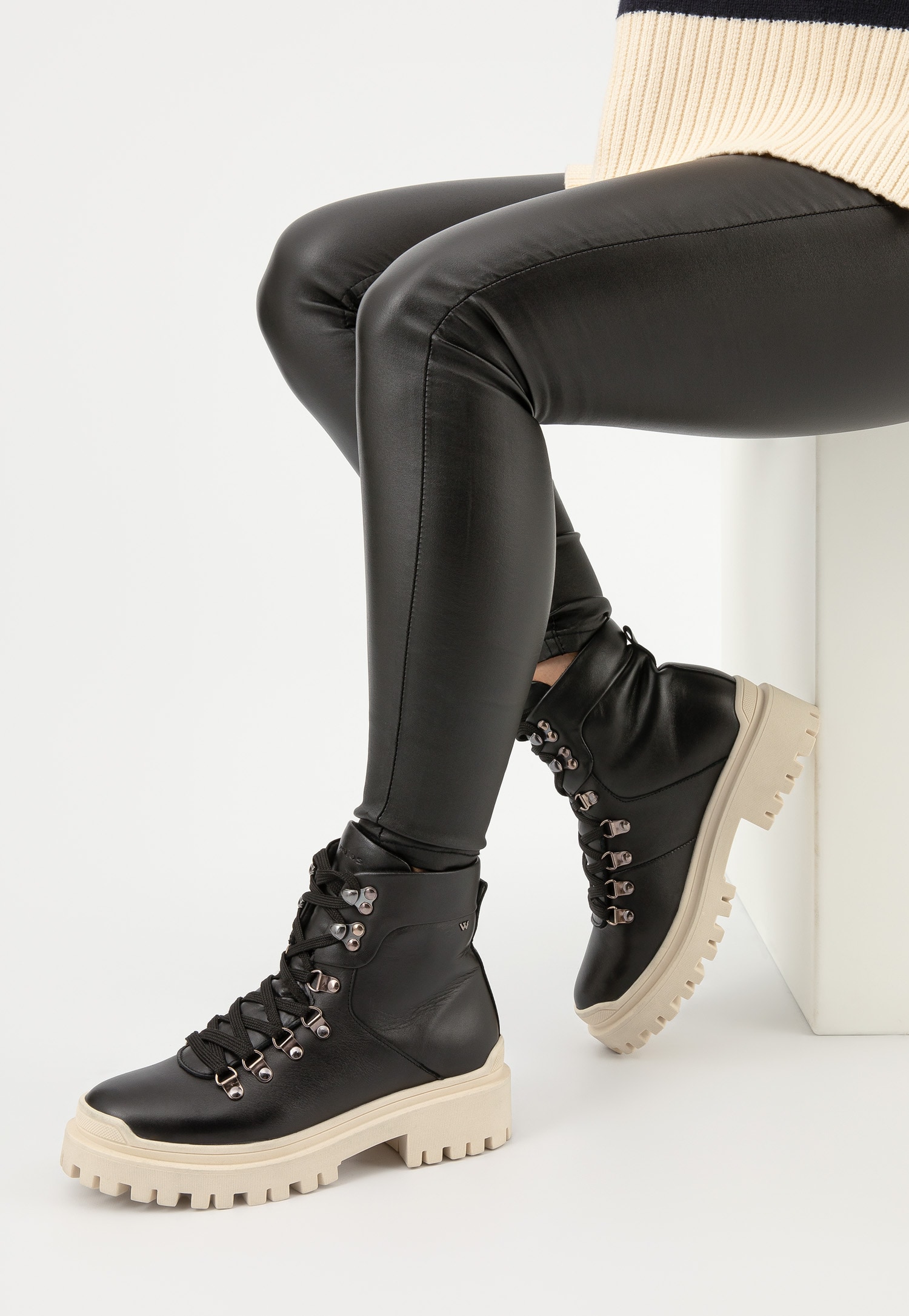 Czarne sznurowane trzewiki damskie z białą podeszwą