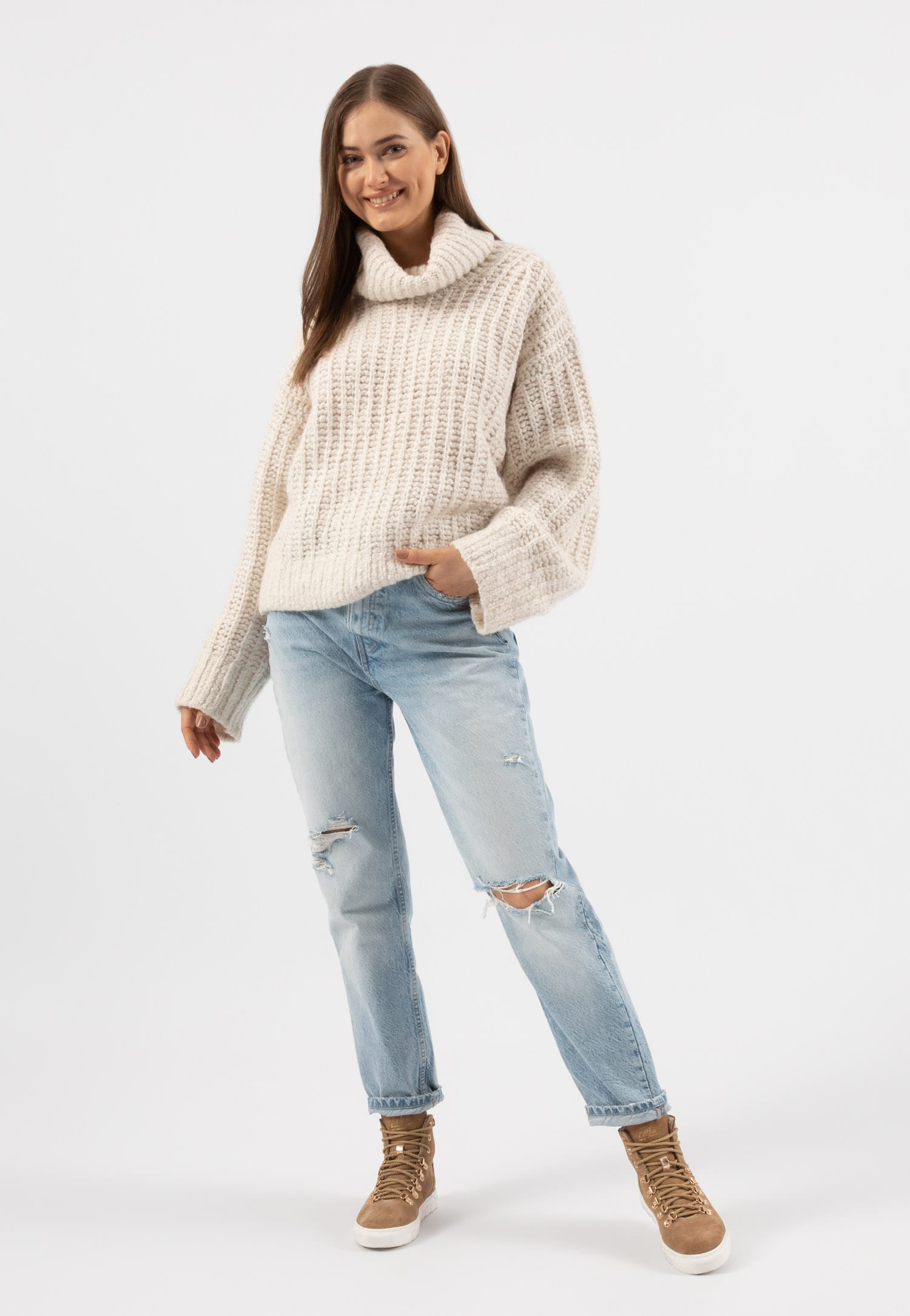 RELAKS czarne ocieplane trzewiki damskie ze złotymi elementami