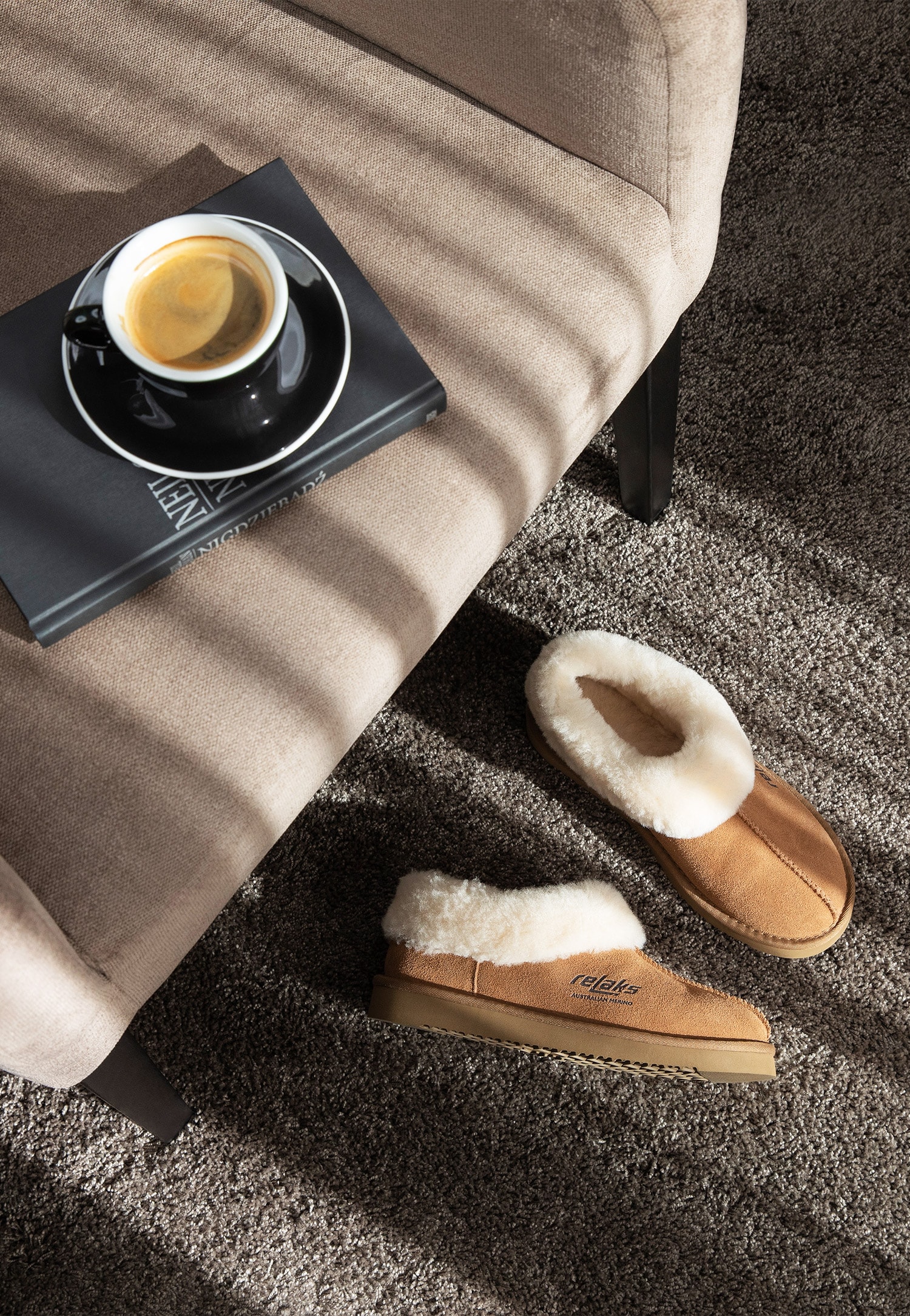 Czarne skórzane kapcie RELAKS z wełną z merynosa