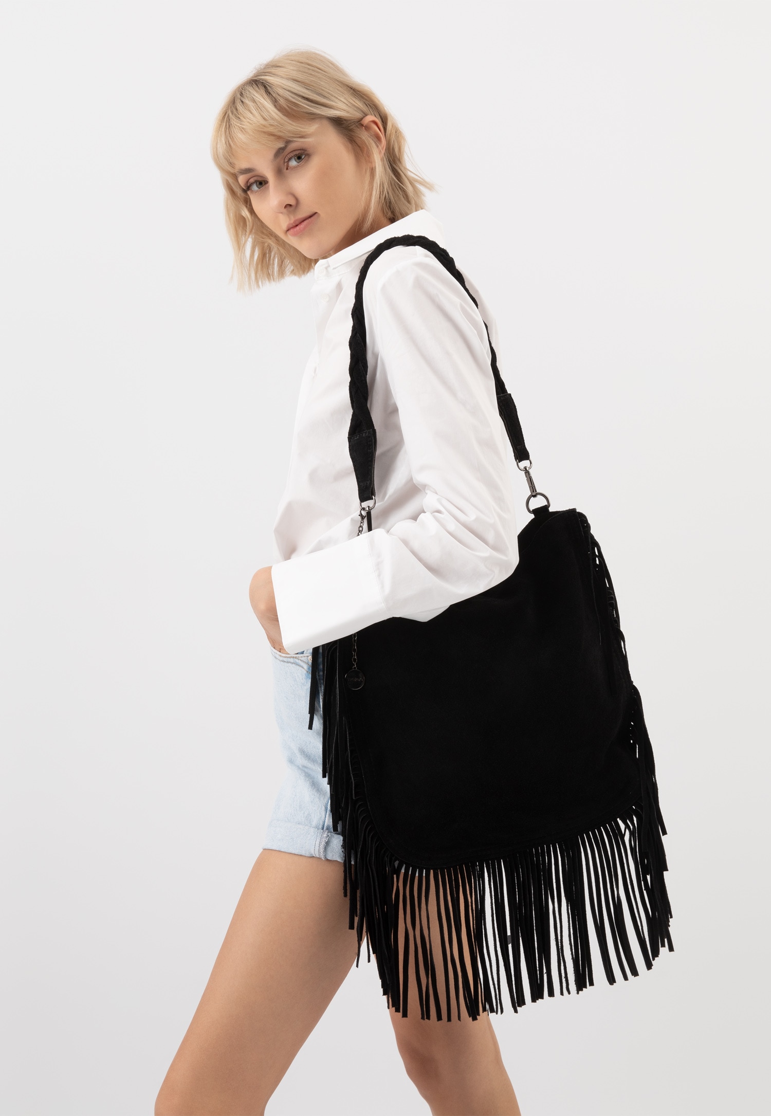 Czarna shopperka z ozdobnymi frędzlami