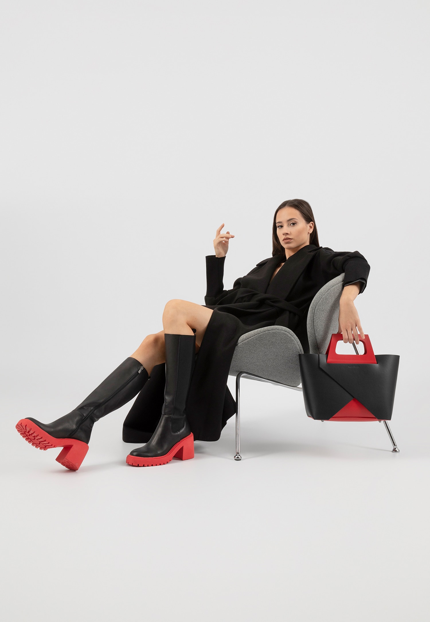 Czarne skórzane sztyblety w formie kozaków na obcasie