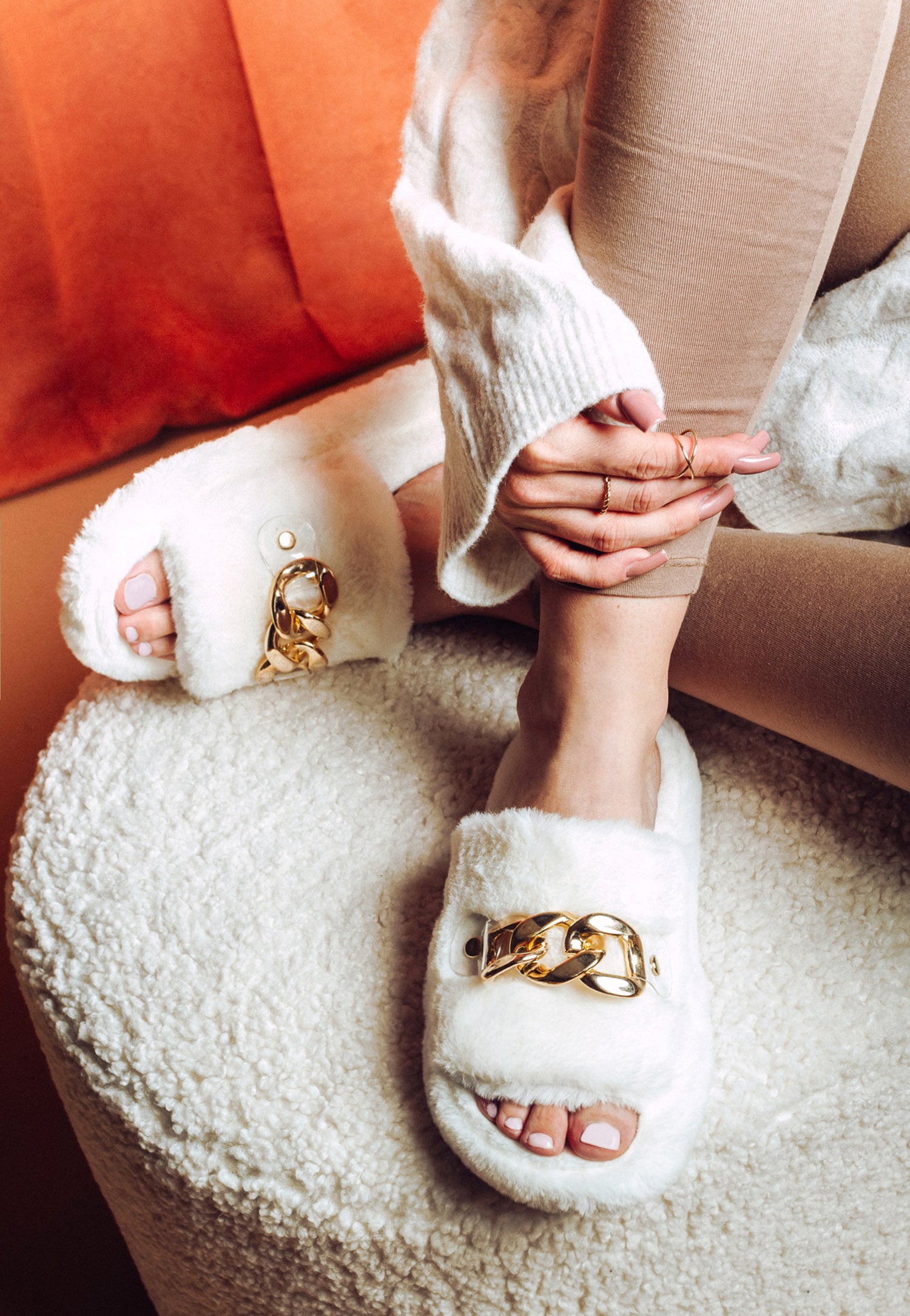 WJS puchate białe kapcie damskie