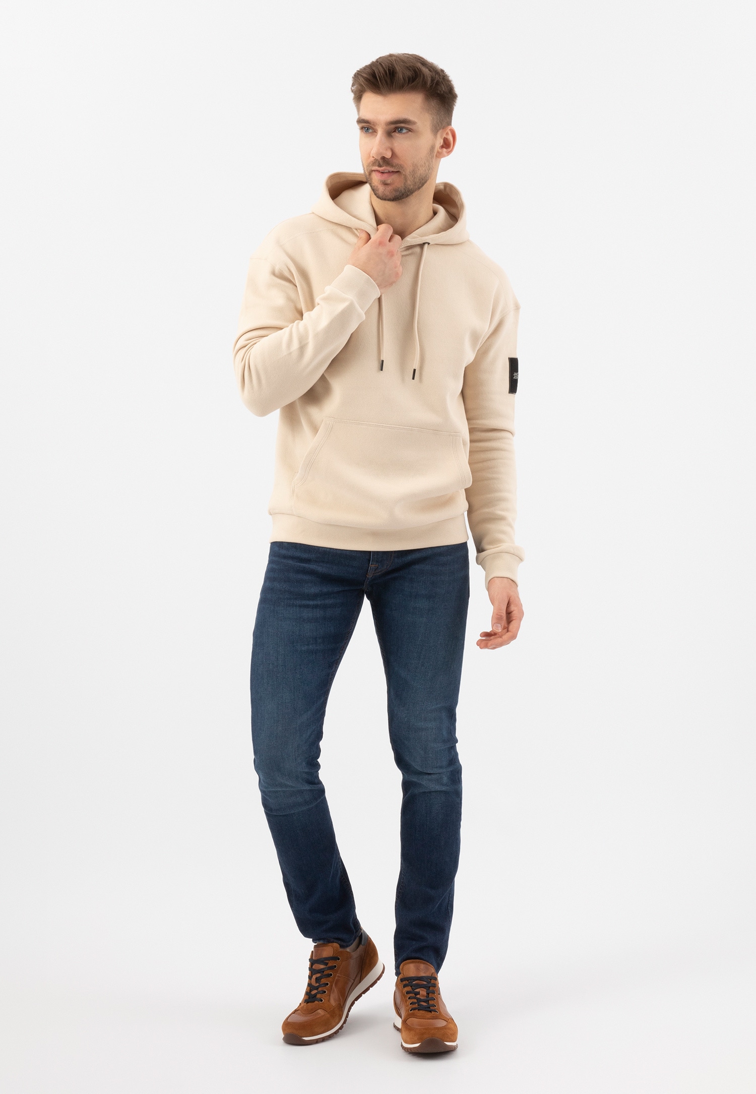 Uniwersalne jasnobrązowe sneakersy męskie z granatowymi akcentami