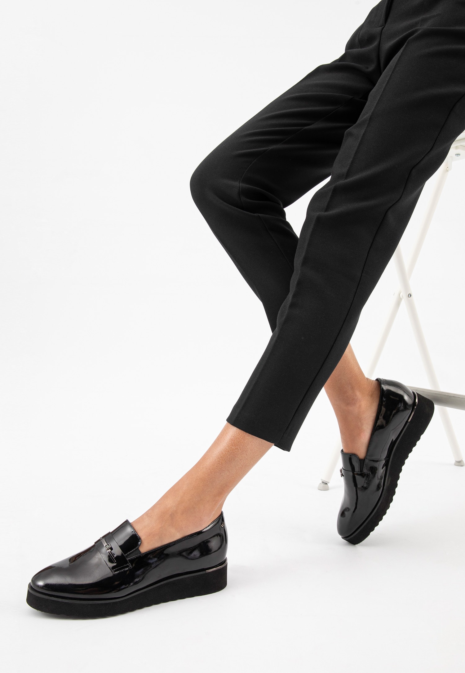 Czarne lakierowane loafersy damskie na platformie