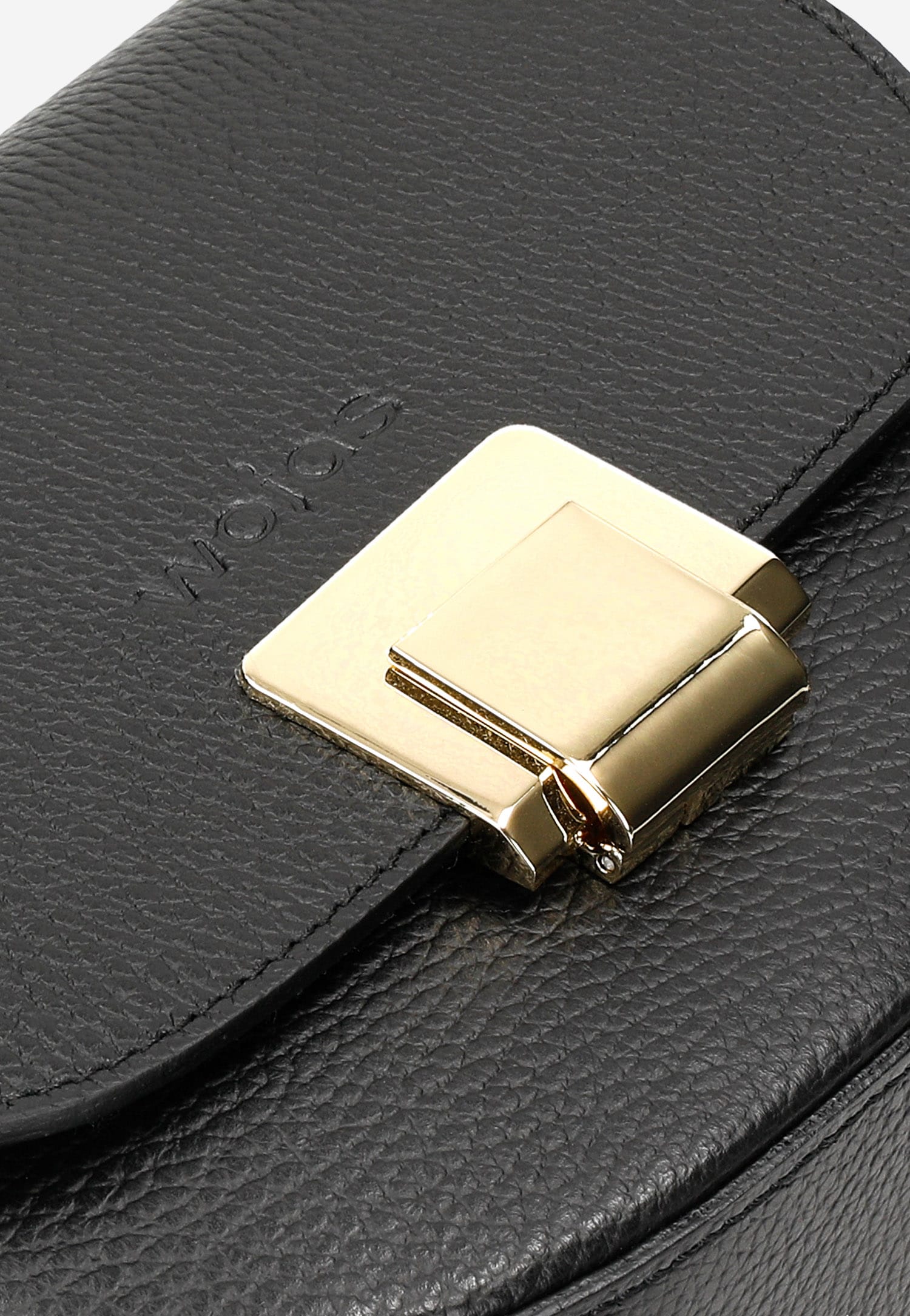 Czarna niewielka torebka damska ze złotym zapięciem