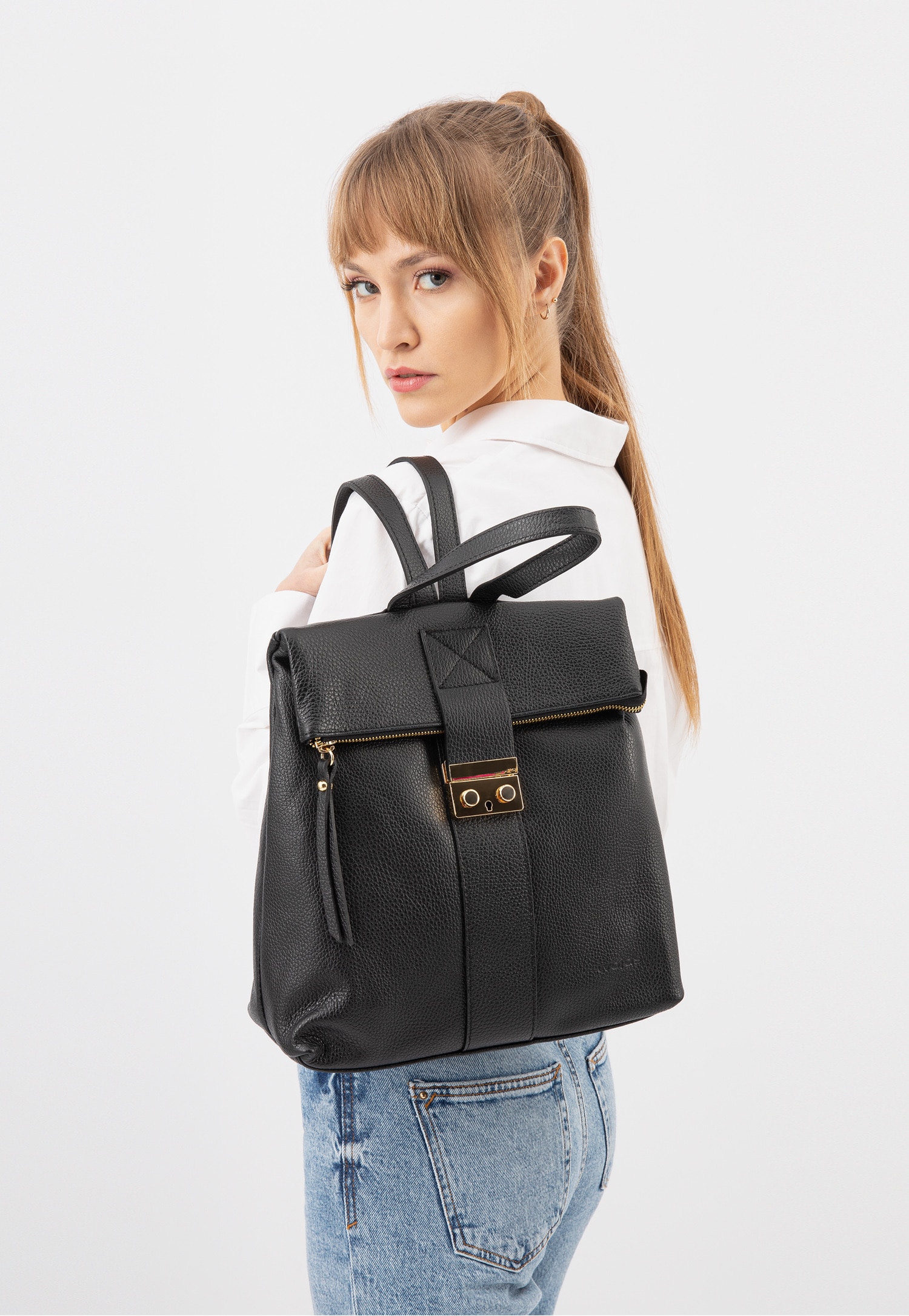 Czarny skórzany plecak damski ze złotymi, metalowymi elementami