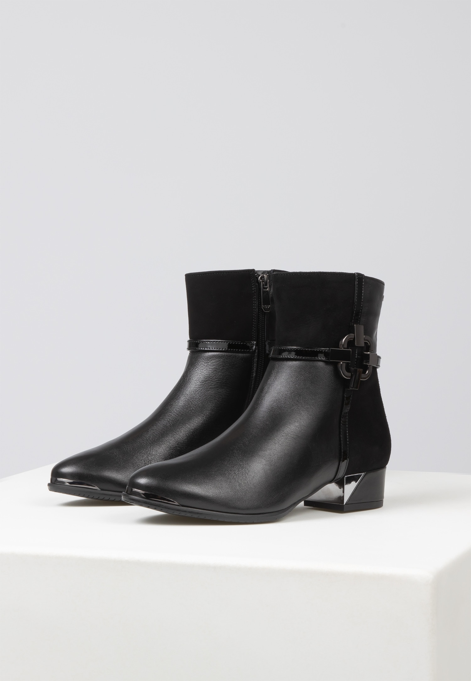 Czarne botki damskie PREMIUM z łączonych skór i z metalową ozdobą