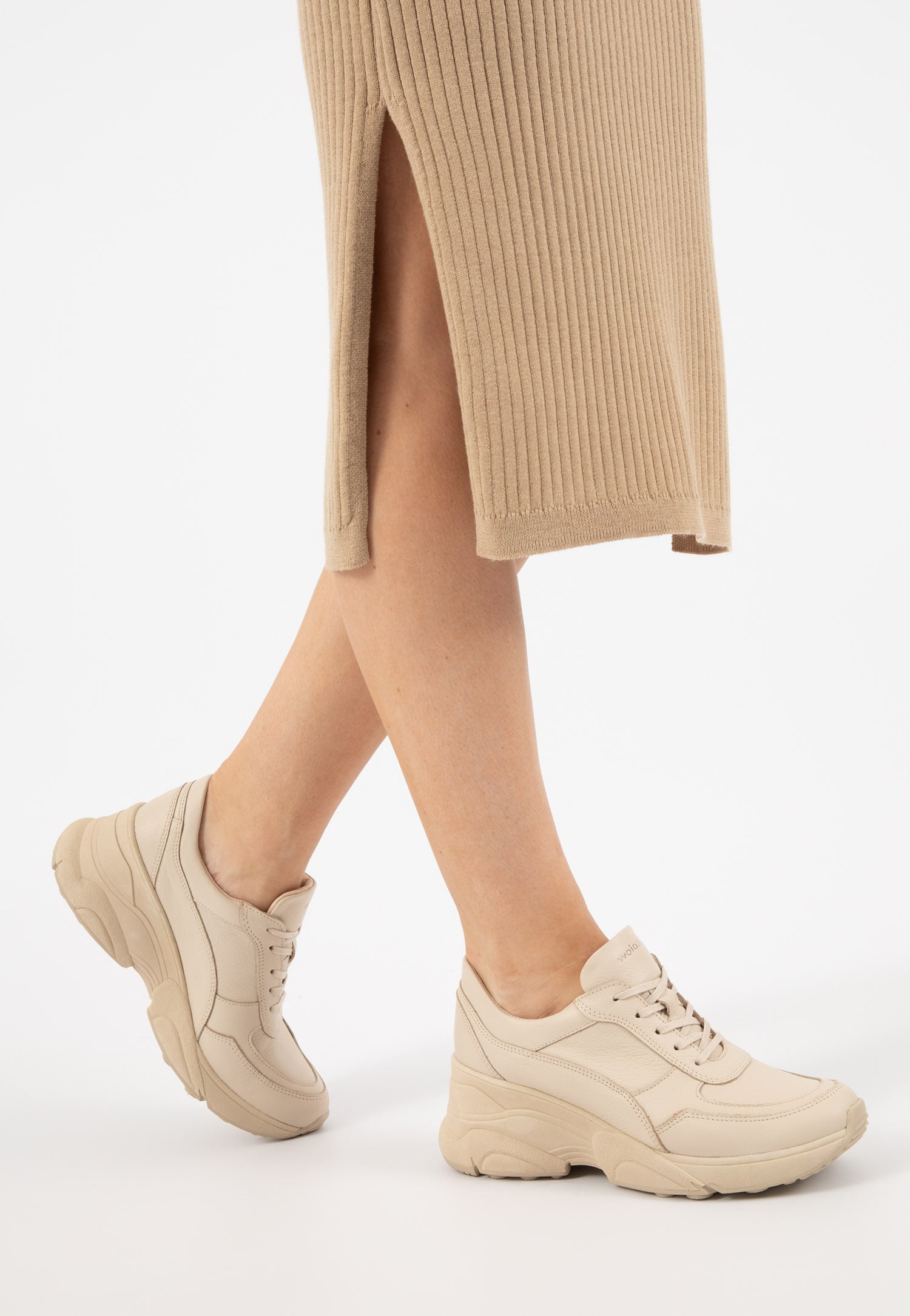 Beżowe skórzane sneakersy damskie na wysokiej podeszwie