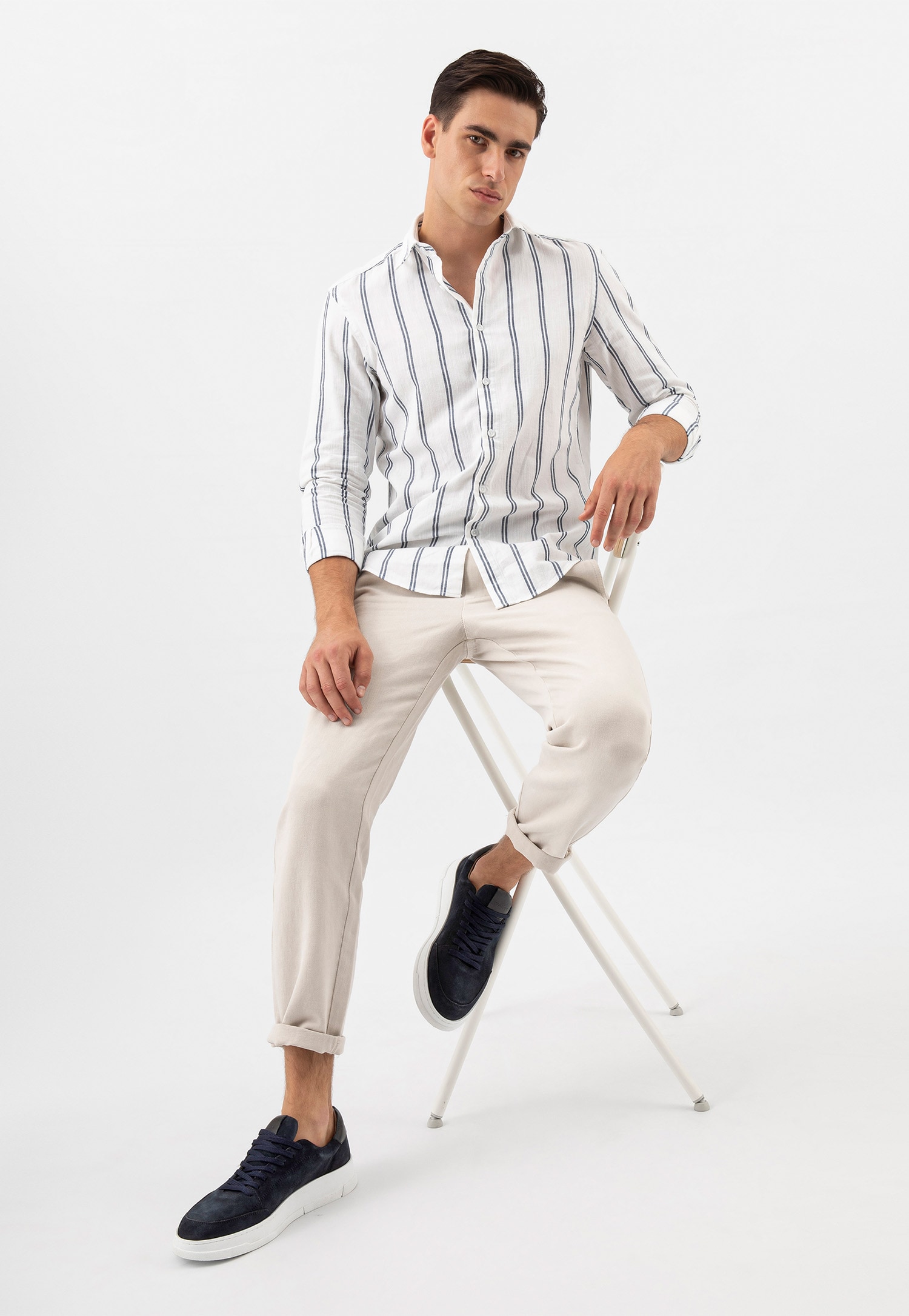 Granatowe półbuty męskie typu trampki z białą podeszwą