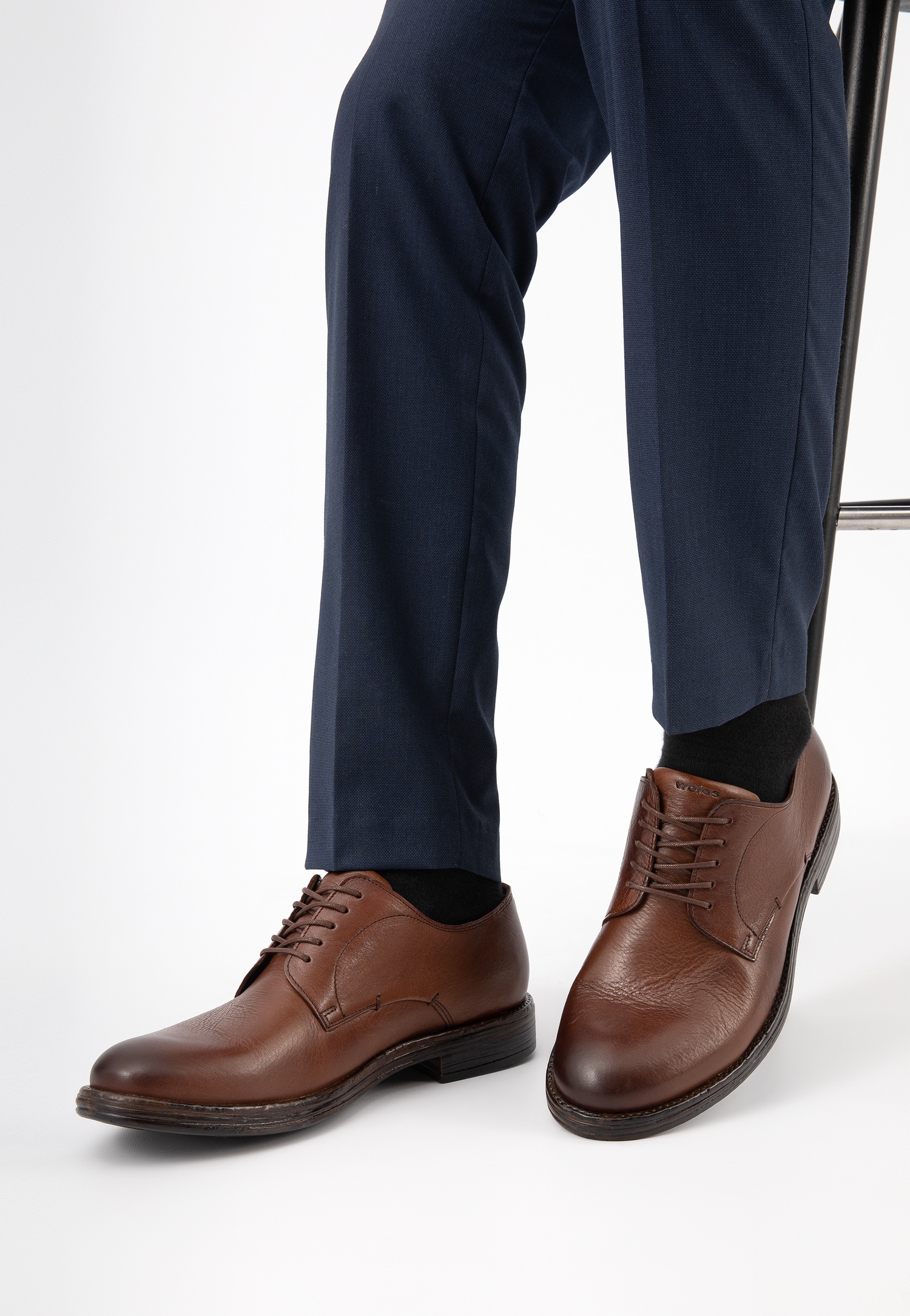 Brązowe klasyczne półbuty męskie w stylu miejskim