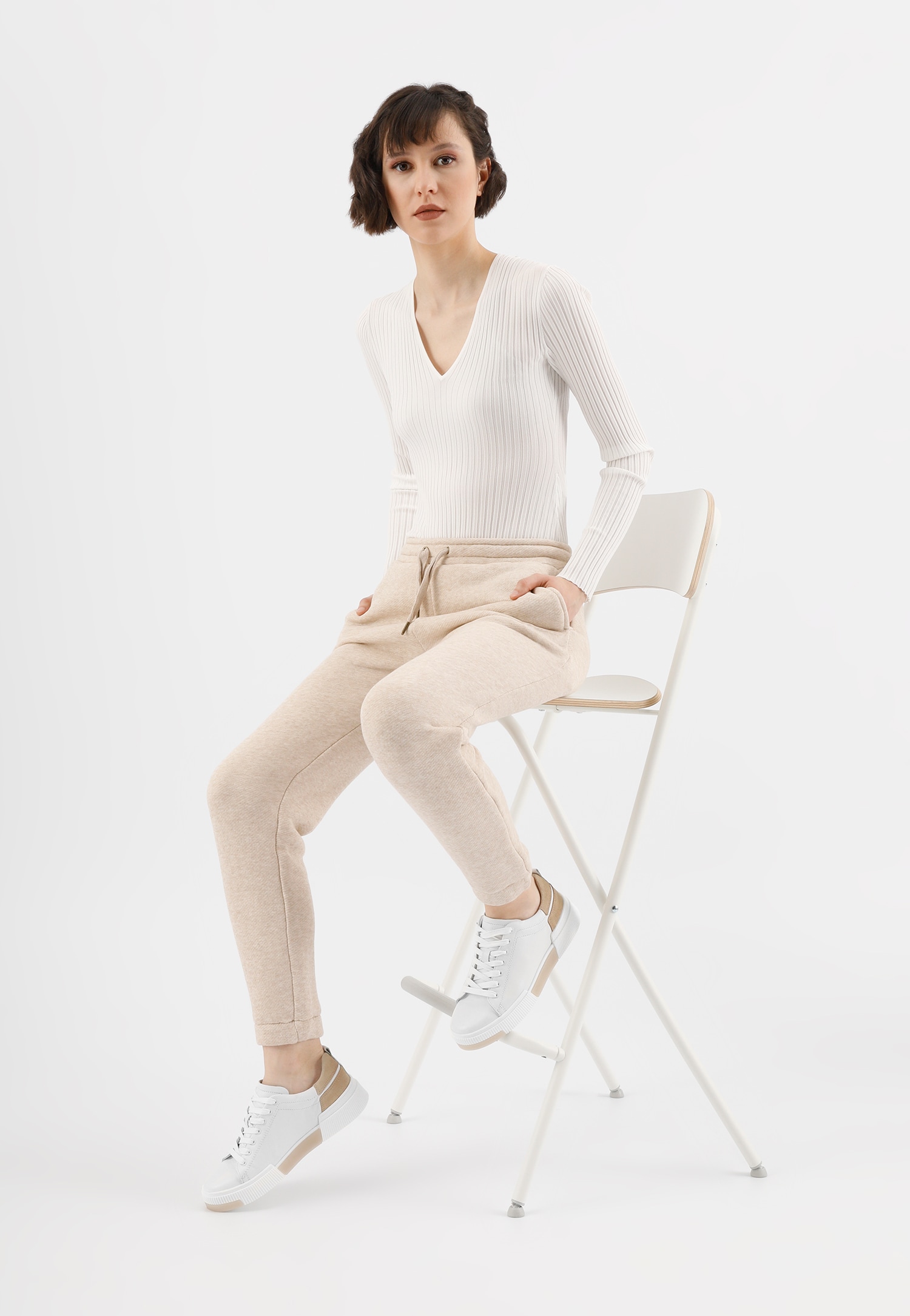 Białe trampki damskie z beżowymi akcentami