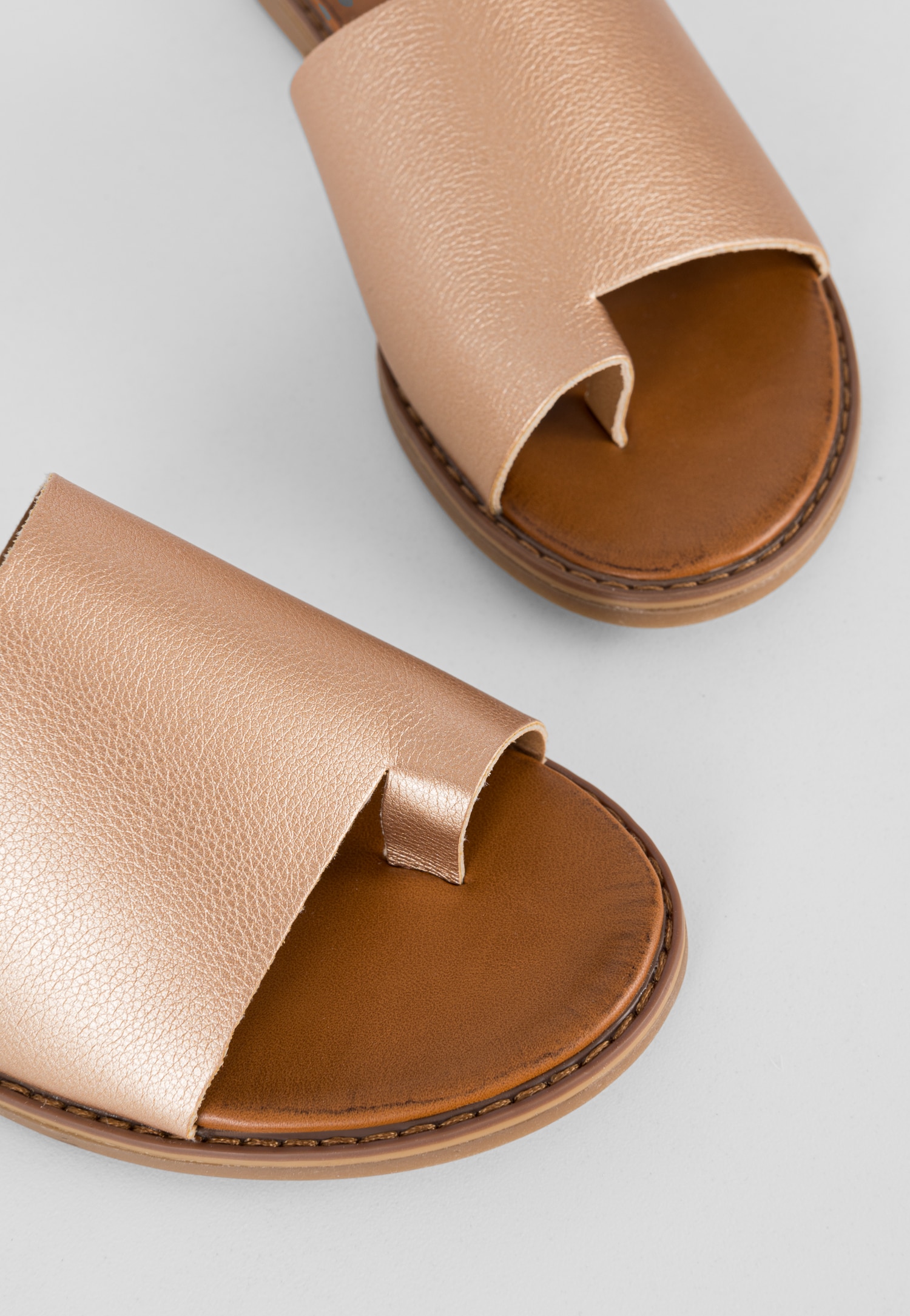 WJS złote klapki damskie na płaskiej podeszwie