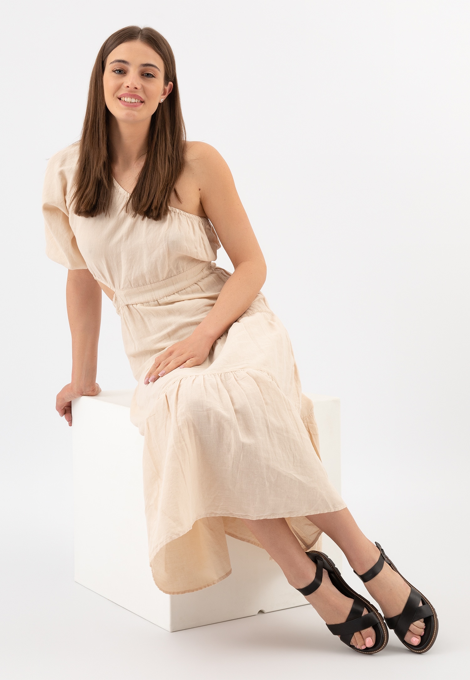 Białe sandały damskie na płaskiej brązowej podeszwie