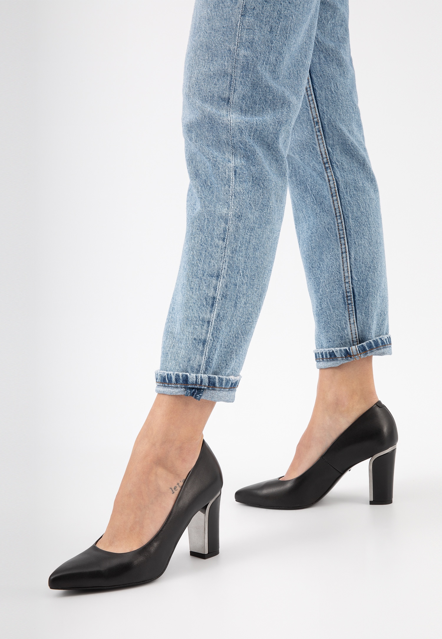 Czerwone czółenka damskie ze skóry licowej na ozdobnym obcasie