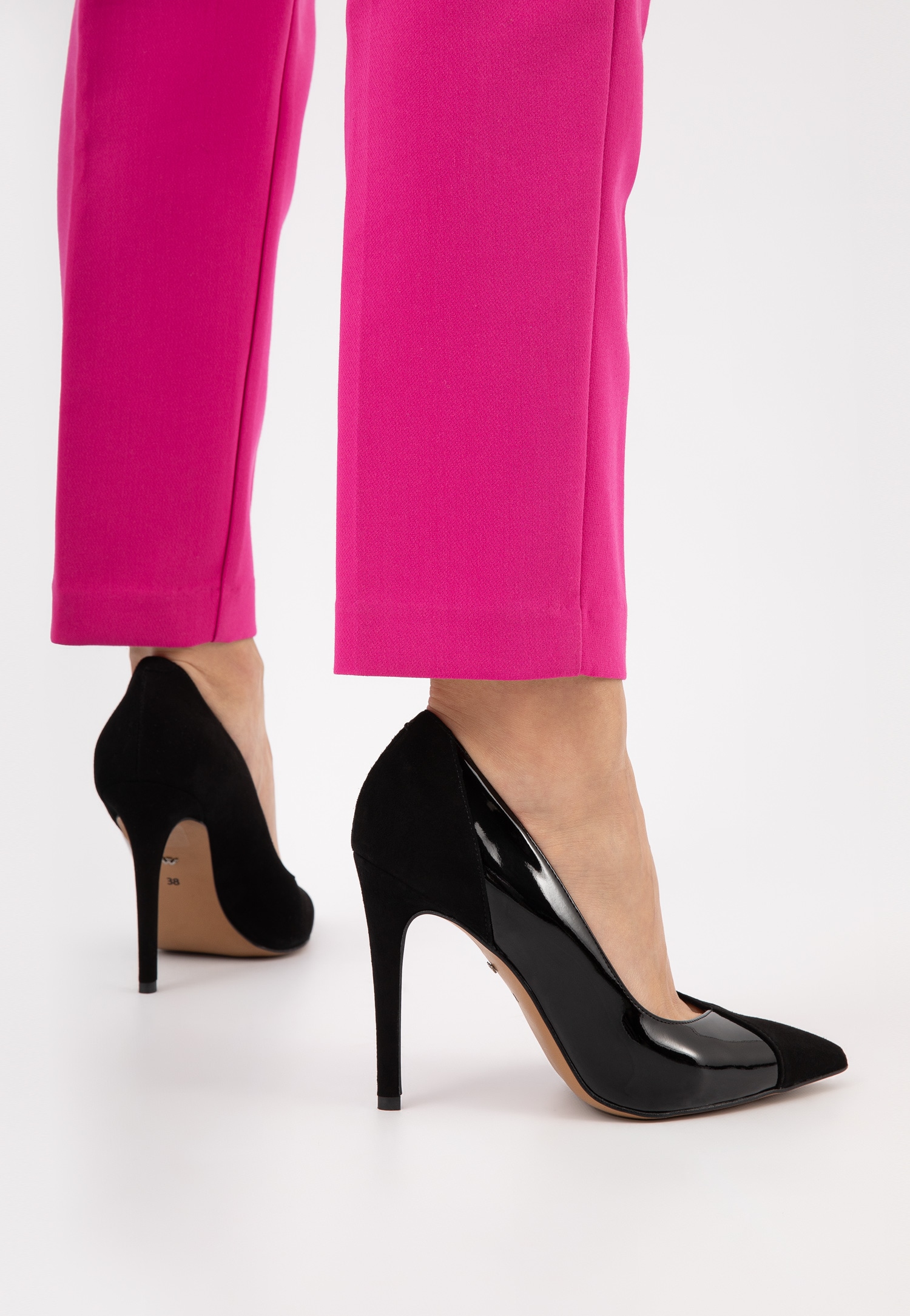 Szykowne czarne czółenka na szpilce z połączenia skóry welurowej i lakierowanej