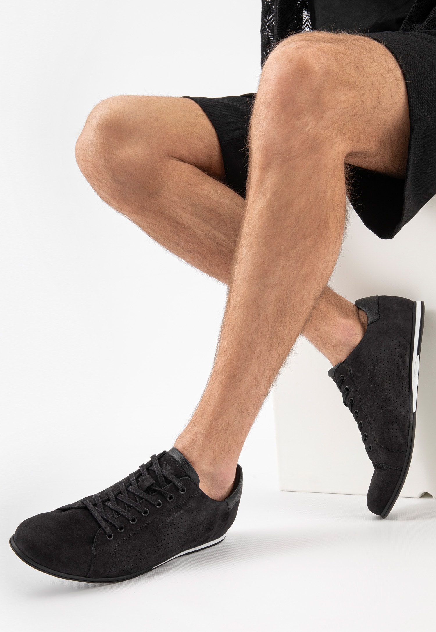 Jasnobrązowe półbuty męskie z dwoiny welurowej z perforowaniem