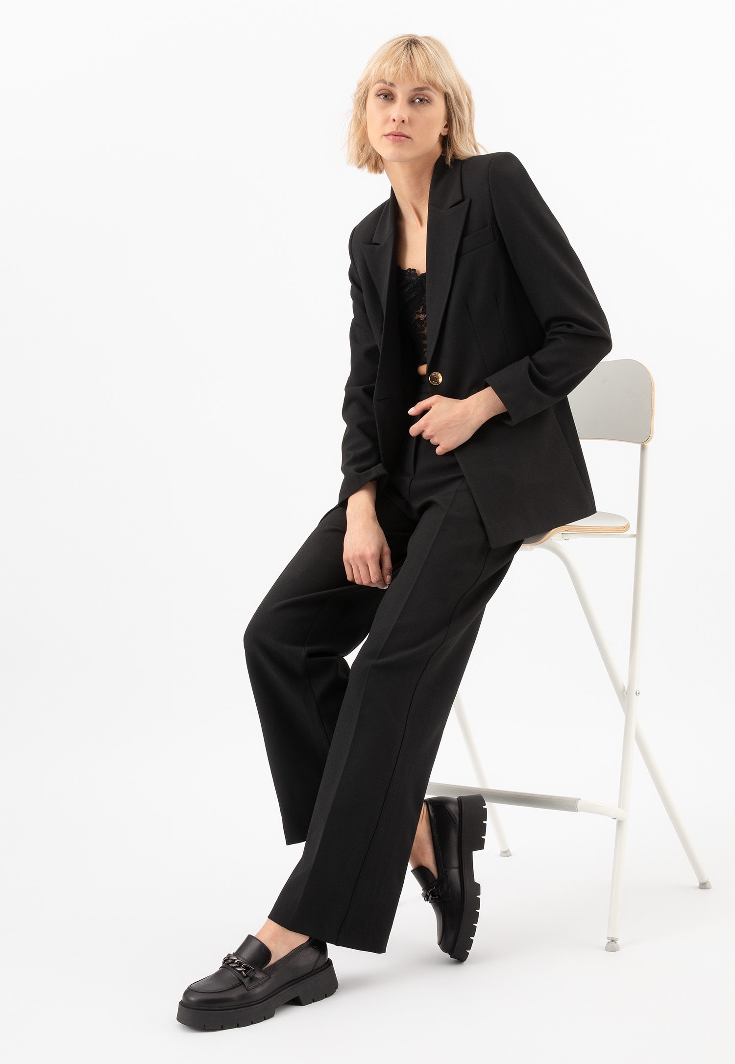 Czarne mokasyny damskie na grubej podeszwie z ozdobnym łańcuszkiem