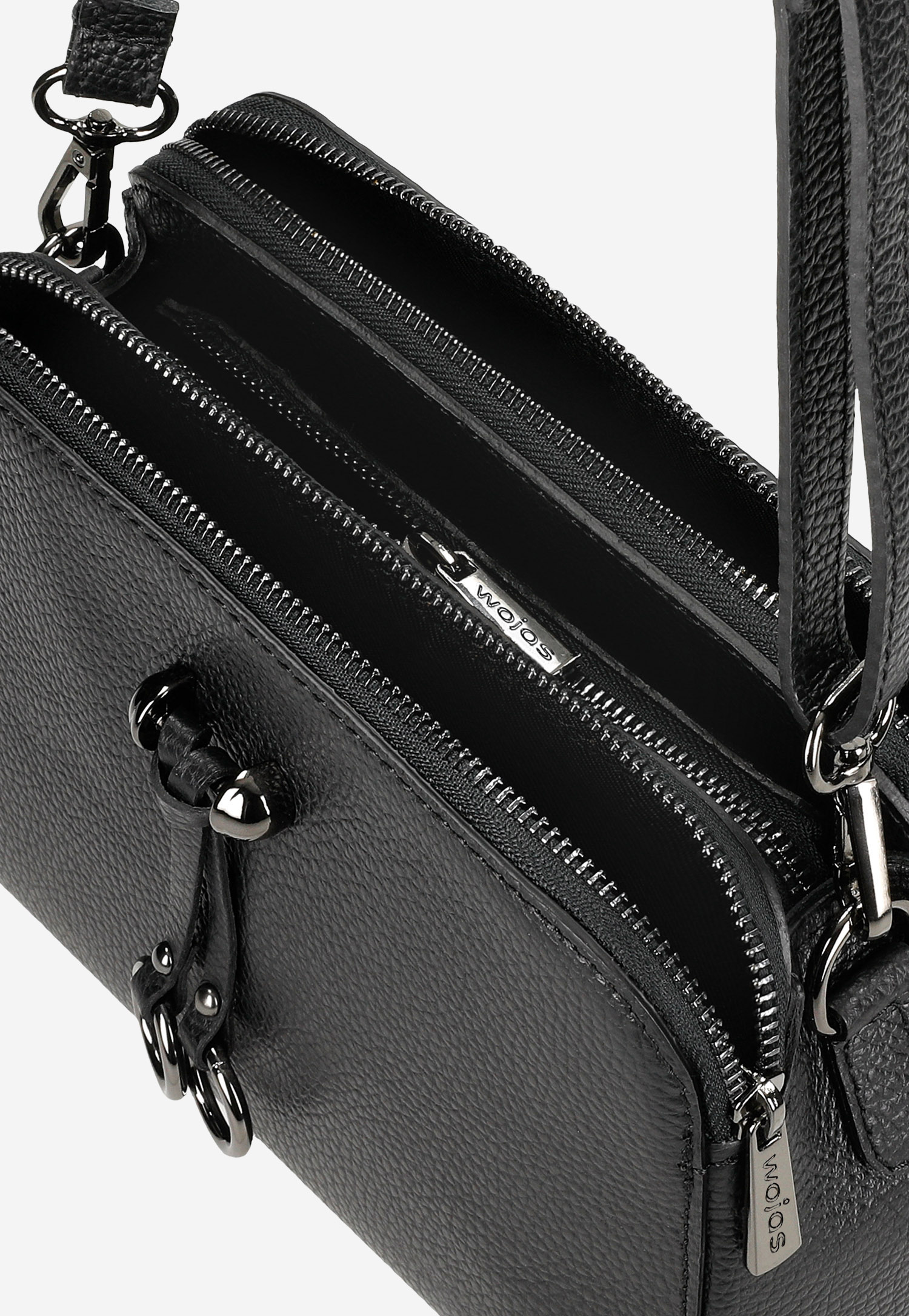 Mała torebka damska z ozdobnymi kółkami na skórzanych paskach