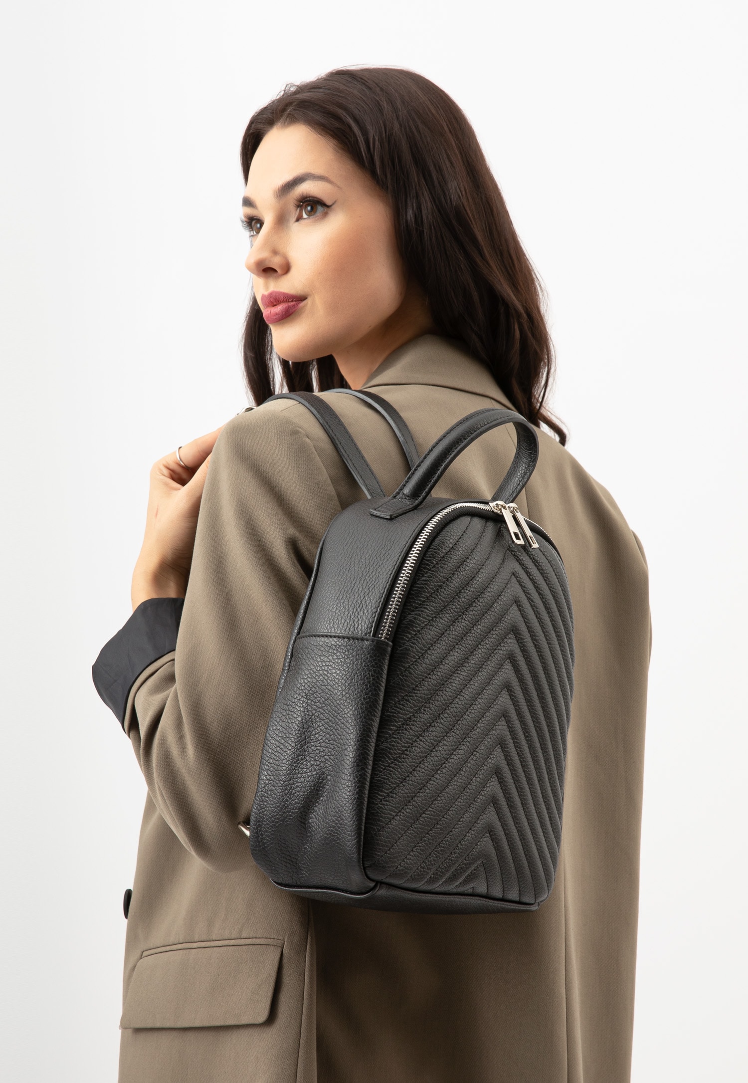 Czarny skórzany plecak damski z przeszyciami