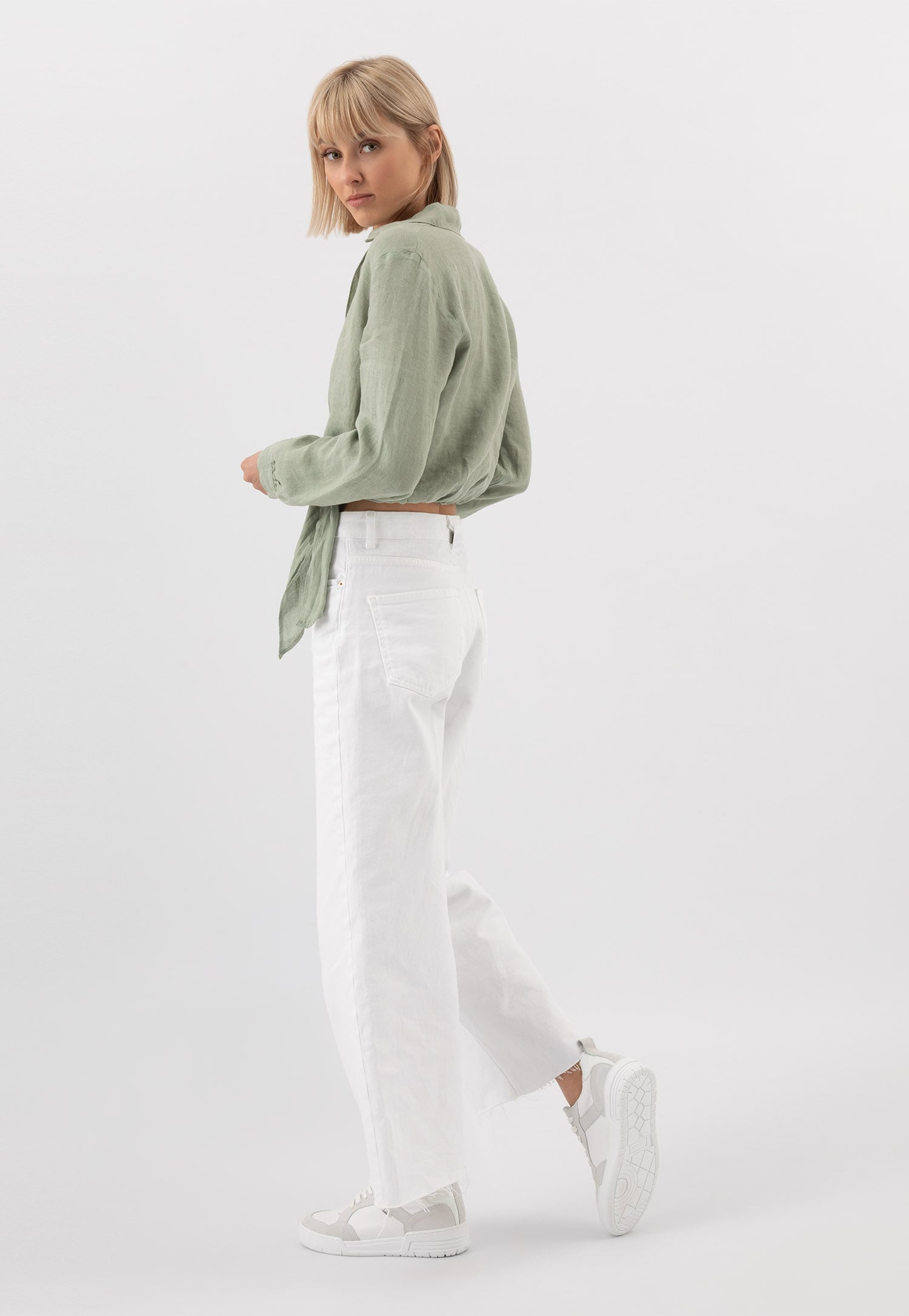 Białe trampki z szarymi elementami