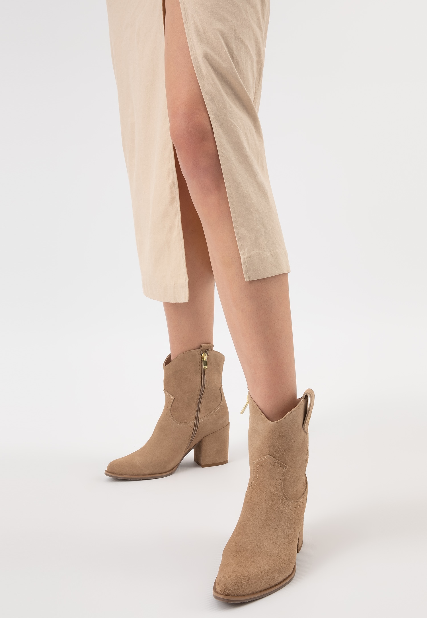 Czarne kowbojki damskie z dwoiny welurowej na obcasie