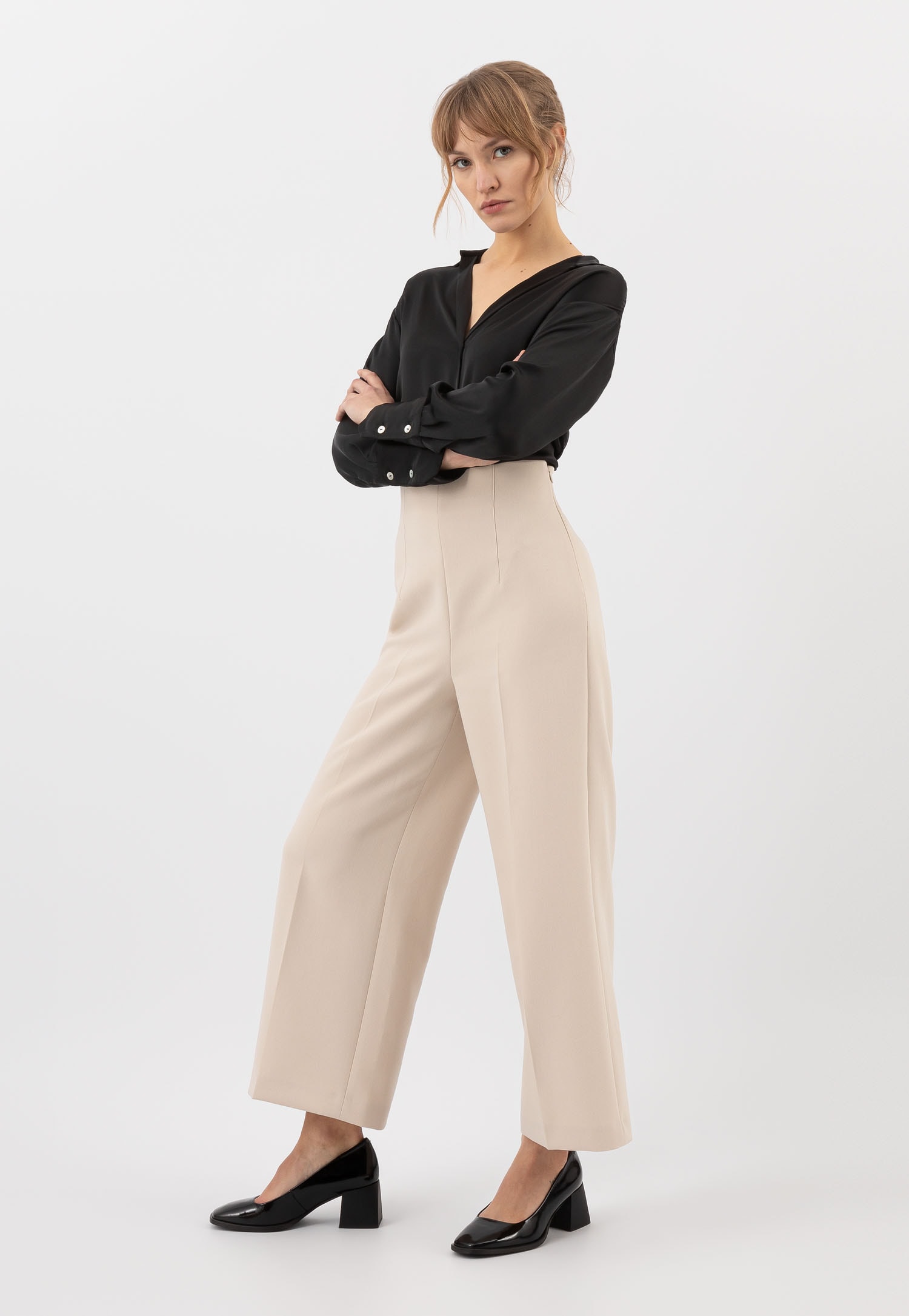 Czarne lakierowane czółenka damskie na oryginalnym obcasie