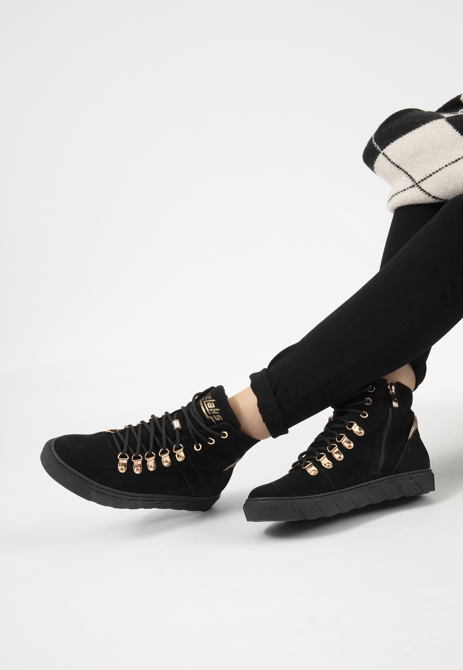 RELAKS czarne ocieplane trzewiki damskie ze złotymi elementami