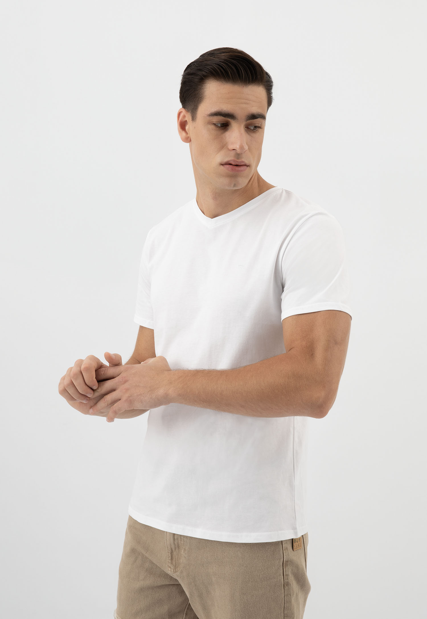 Czarna koszulka męska z dekoltem w serek