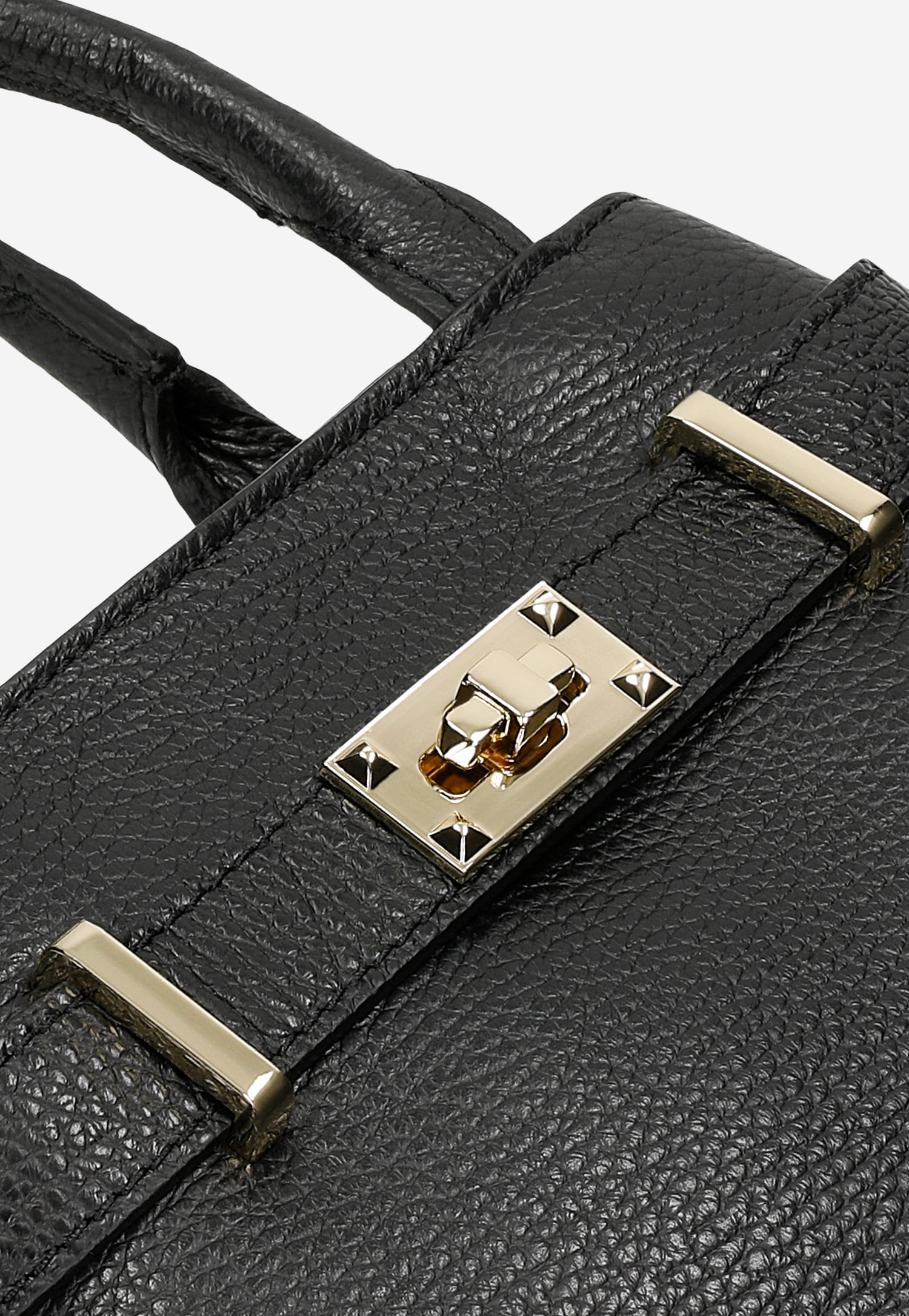 Czarna skórzana torebka typu kuferek