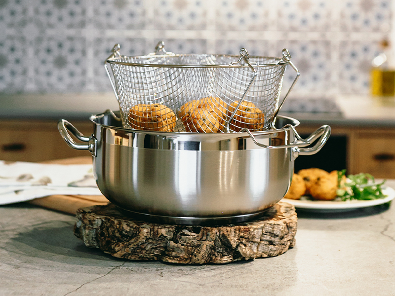 Caçarola-fritadeira com asas e cesto