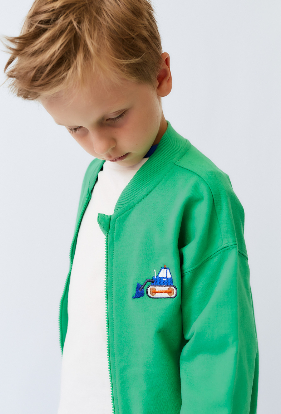 Bluza dziecięca zielona rozpinana na stójce z haftem.