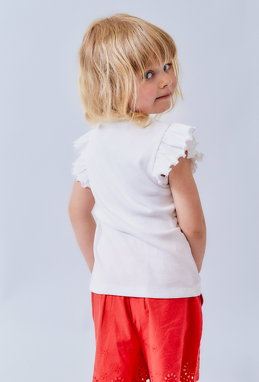 Biały t-shirt dziewczęcy w prążki
