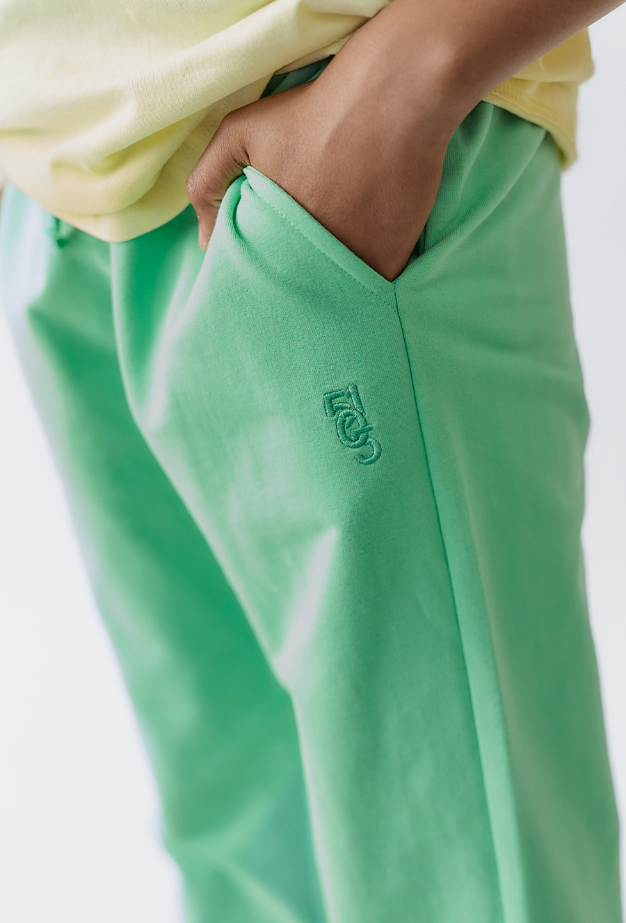 Jasnozielone spodnie dresowe