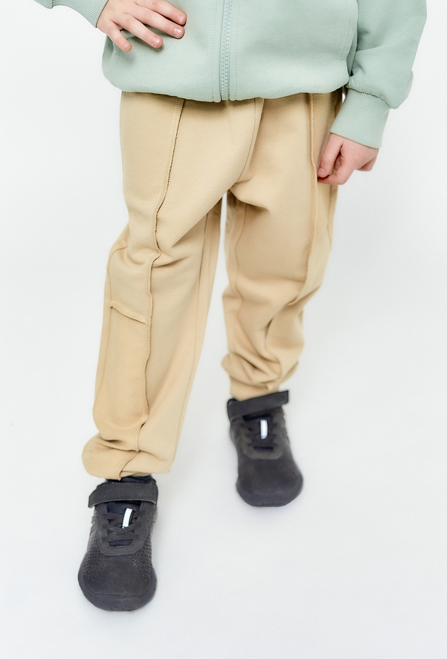 Spodnie dresowe chłopięce z przeszyciami