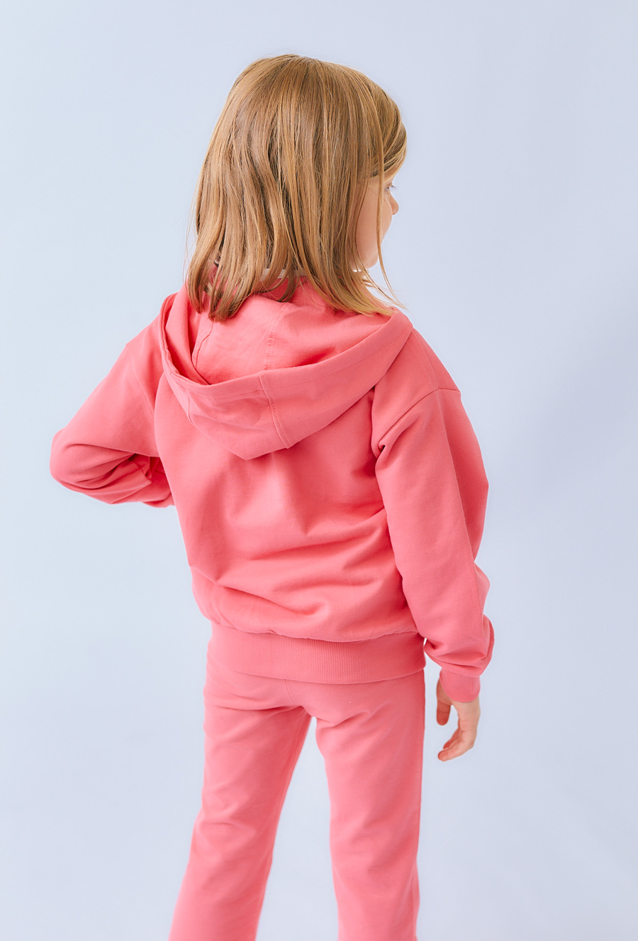 Różowa bluza dziewczęca z kapturem i aplikacjami na kieszeniach