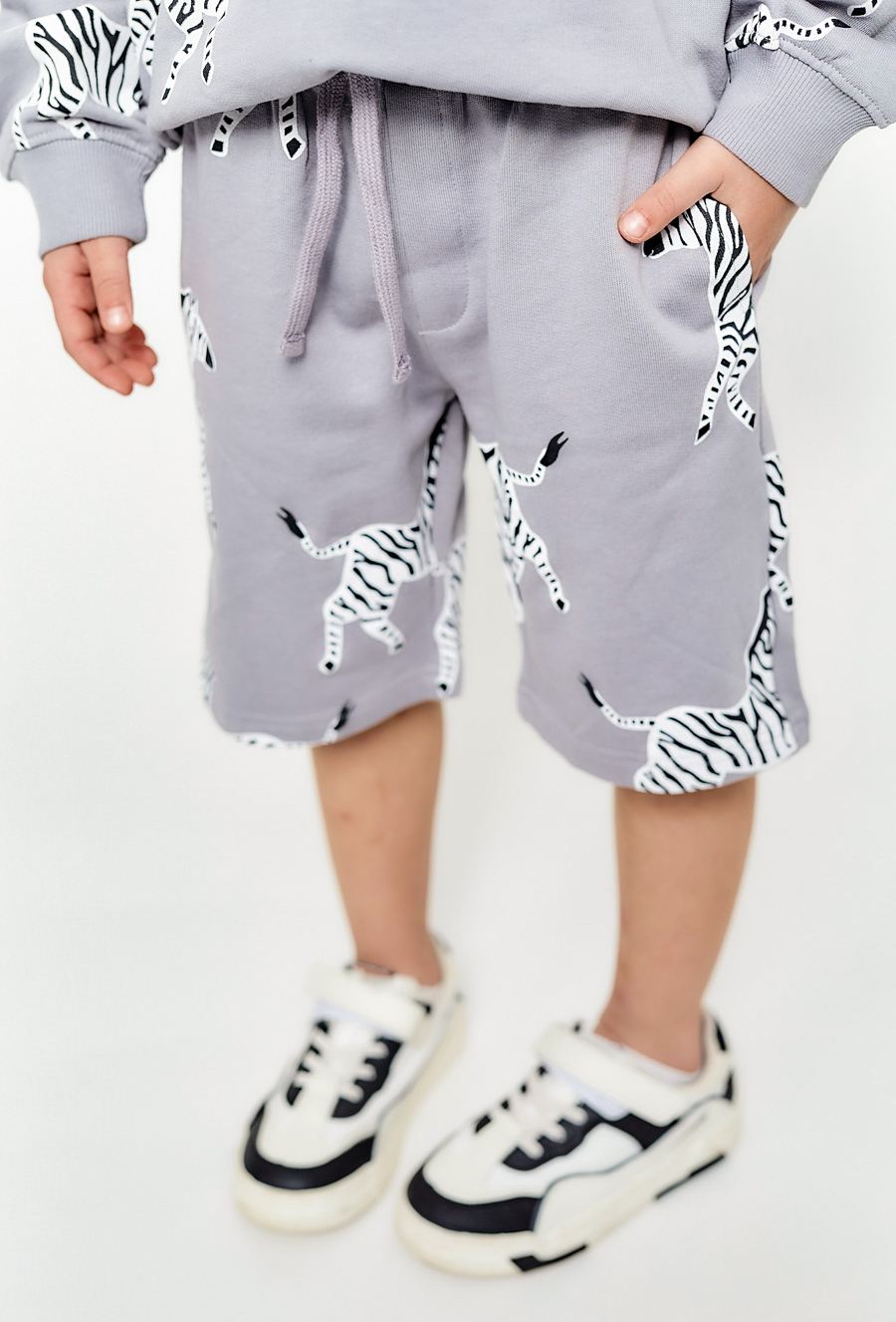 Spodenki na lato -szare w zebry